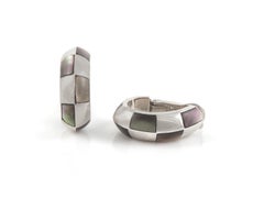 Mauboussin Huggie-Ohrringe aus Weißgold und grauem Perlmutt mit Schachbrettmuster