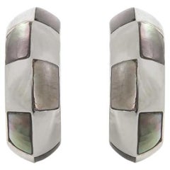 Mauboussin Boucles d'oreilles Huggie en or blanc et nacre grise à damier