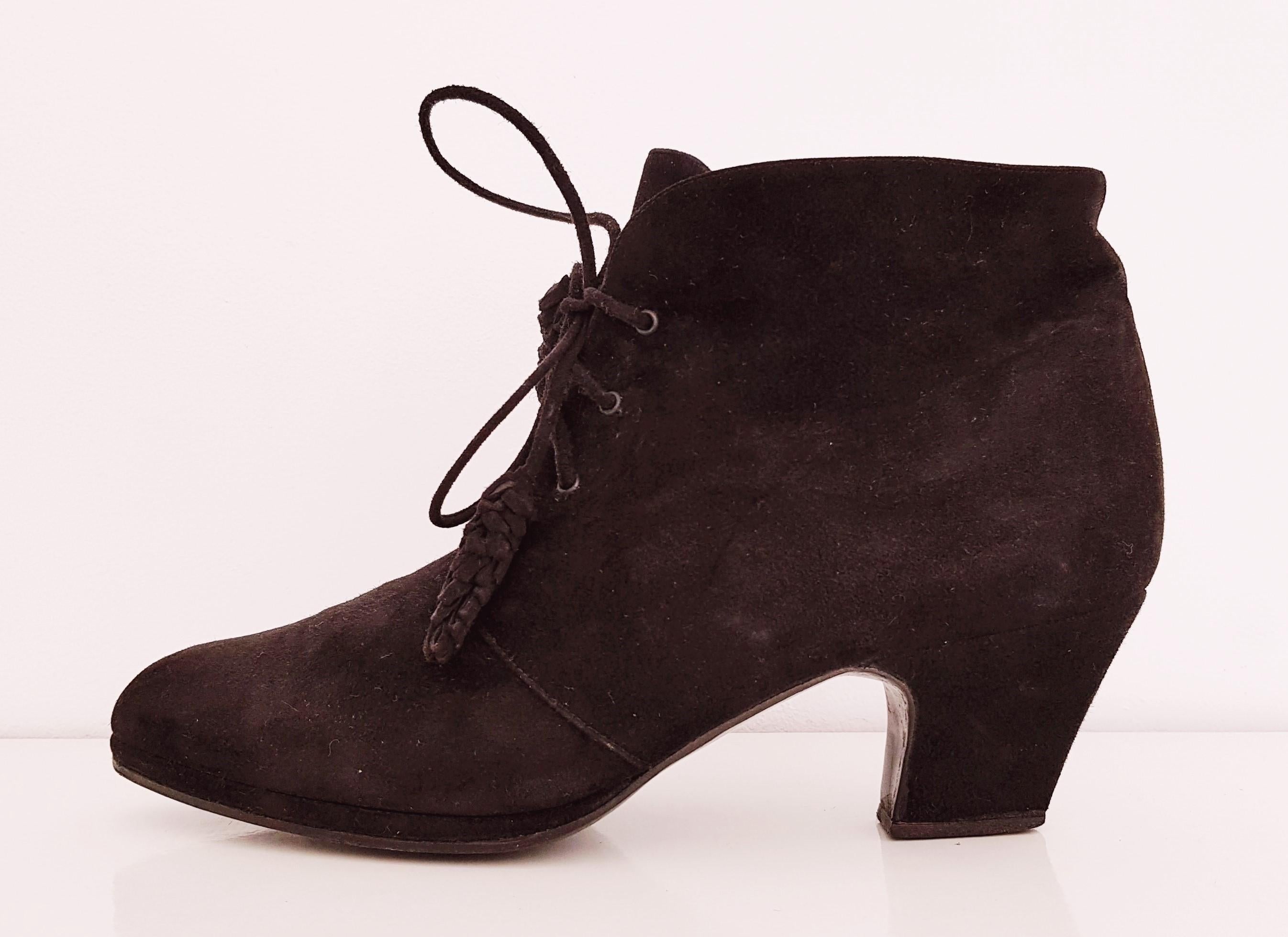 Maud Frizon Black Heeled Laced Velvet Ankle Boots
Size 39 1/2 (59)
Length: 26 cm
Width: 8 cm
Heel height: 6 cm 
Made in Italy