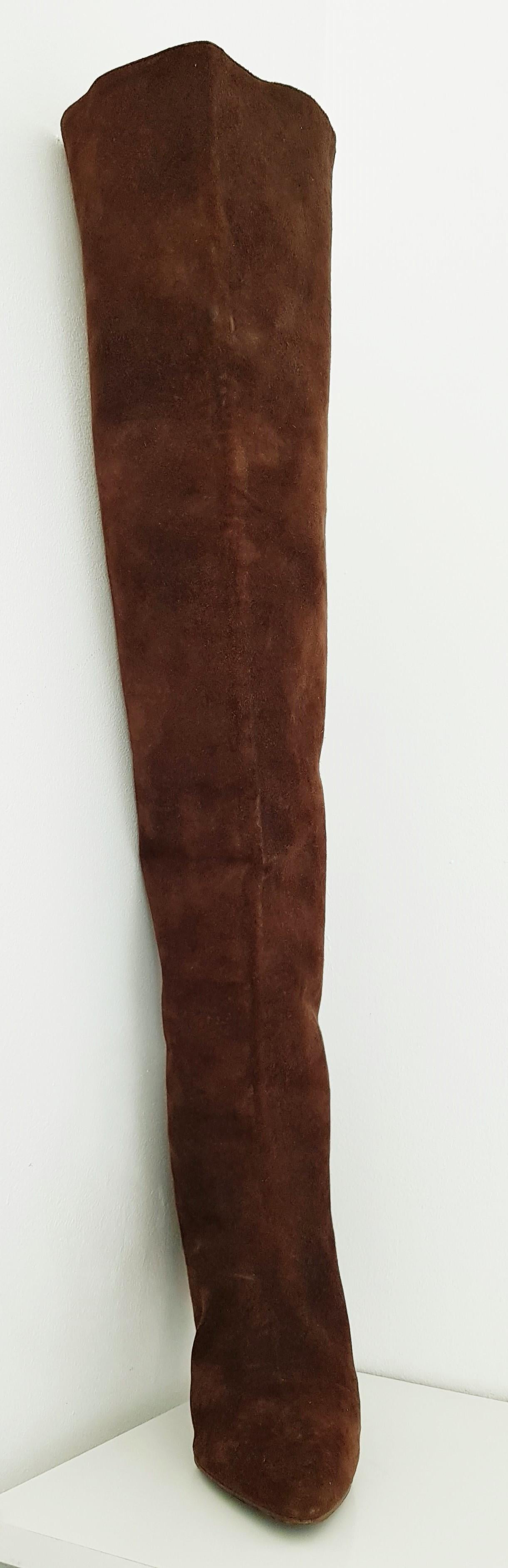 Maud Frizon Tall Brown Suede Boots
Brown Suede
Size 39 1/2 (59)
Length: 26 cm
Width: 7.5 cm
Heel height: 8 cm
Boots height: 85 cm
Made in Italy