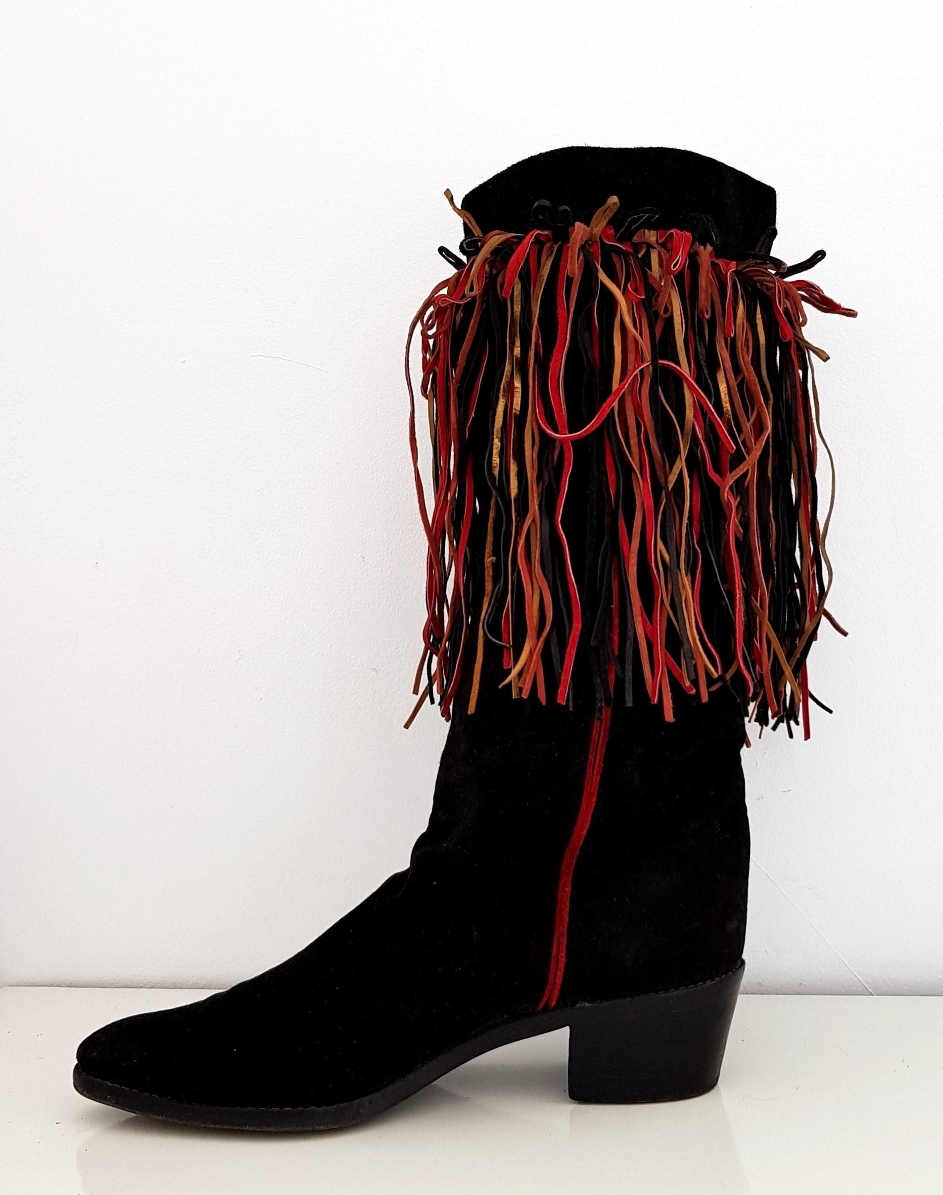 Maud Frizon Black Suede Boots with Leather Laces in 3 different colors: Red, Beige and Black.
Conditions: Very good
Heel height: 5 cm
Laces lenght: 20 cm
Boots height: 38.5 cm
Size: 39 1/2
Made in Italy
