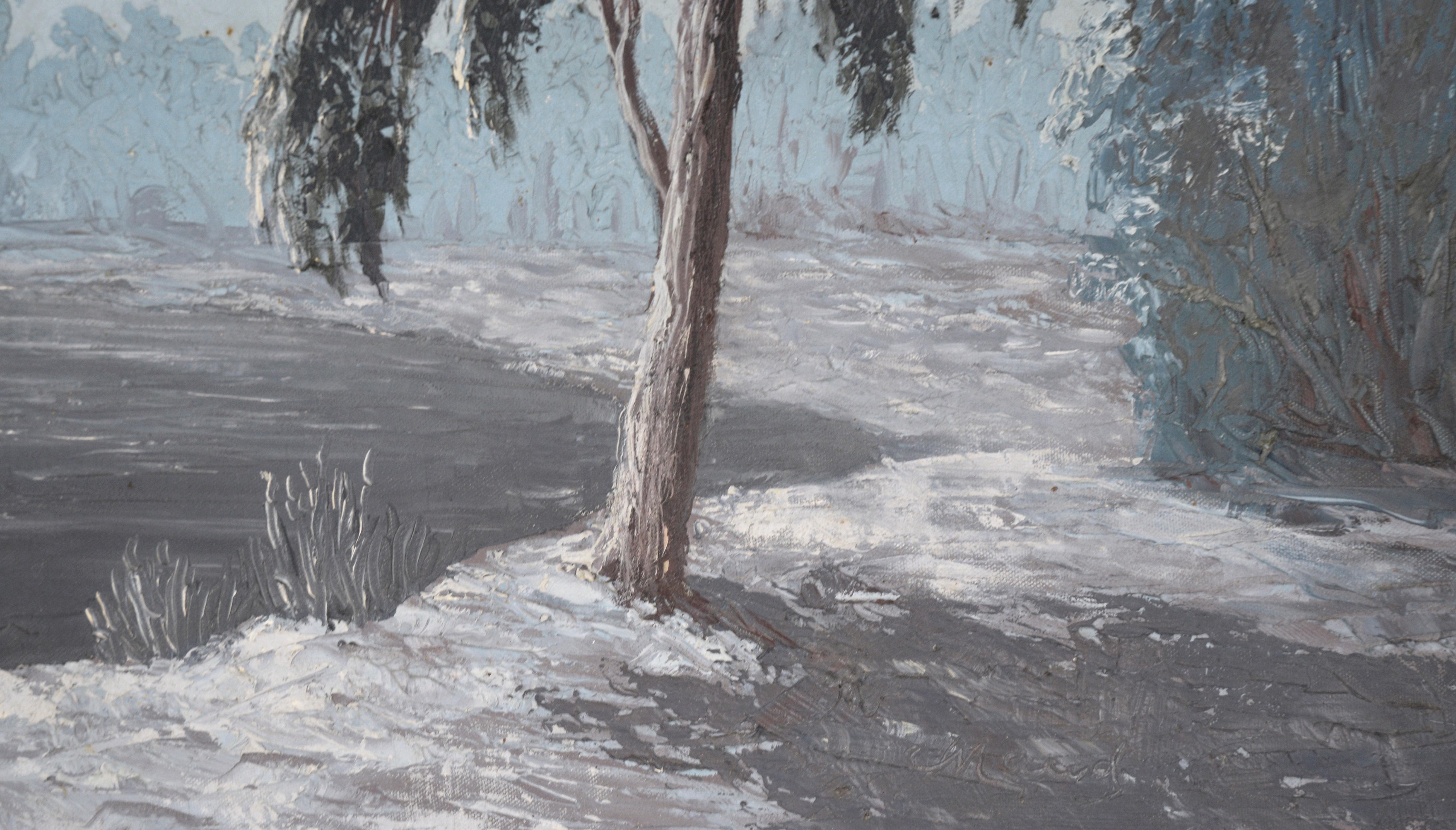 Tranquilo paisaje de valle desértico de Maud Swigert (estadounidense, siglo XX). Un río oscuro atraviesa el centro de la composición, enmarcado a ambos lados por una ribera blanca y árboles caídos. A lo lejos, una hilera de árboles se desvanece en