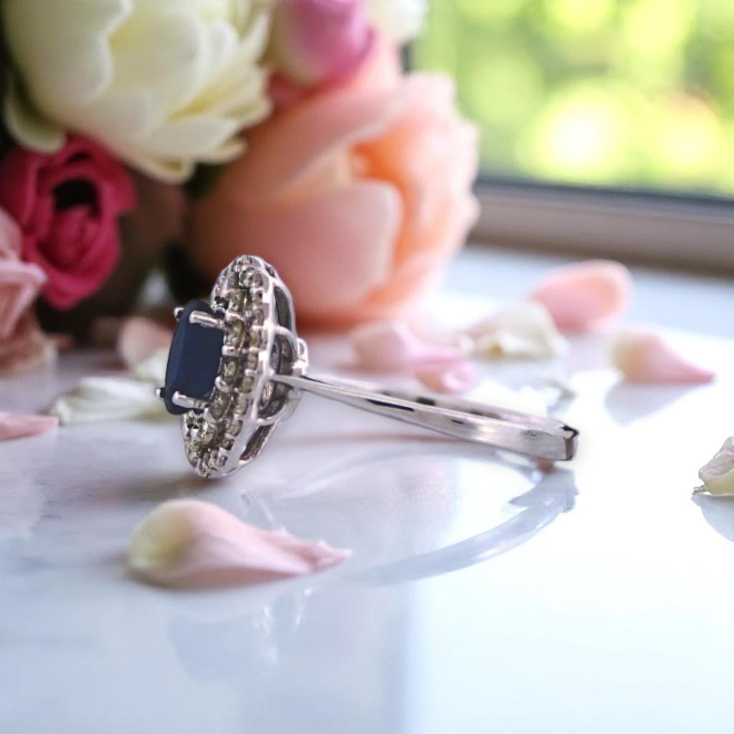 Maude  14k White Gold Ring with 1 ct Natural Oval Sapphire In New Condition For Sale In Greeneville, TN