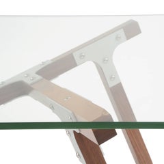 Mesa baja industrial moderna, de Peter Harrison, tapa de cristal, metal y madera