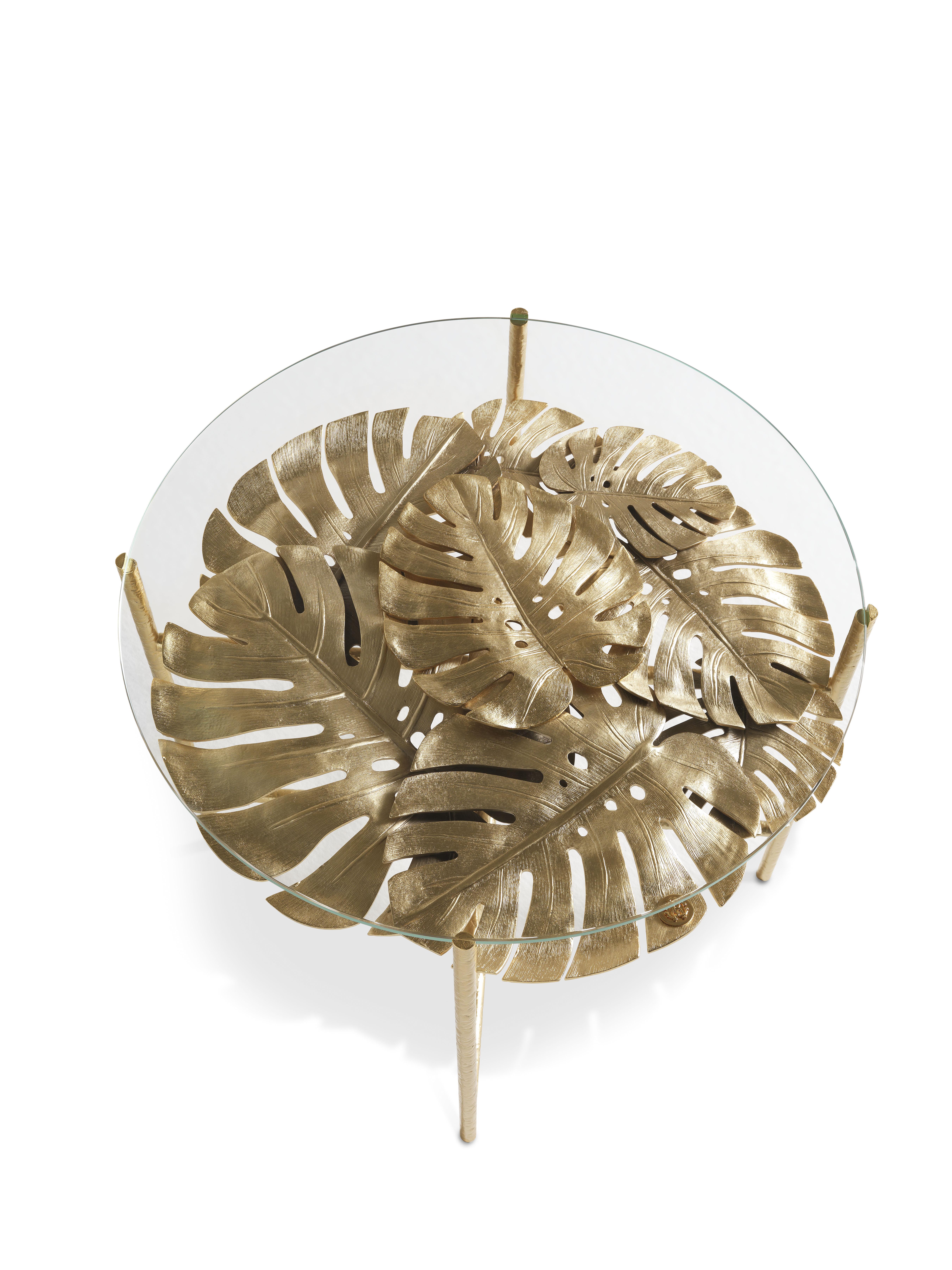 With the furniture of the new Maui line, the beauty of nature fits scenographically into the living space. The large leaves of monstera in metal fusion with a golden finish are the distinguishing feature of this table, embellished with a natural or