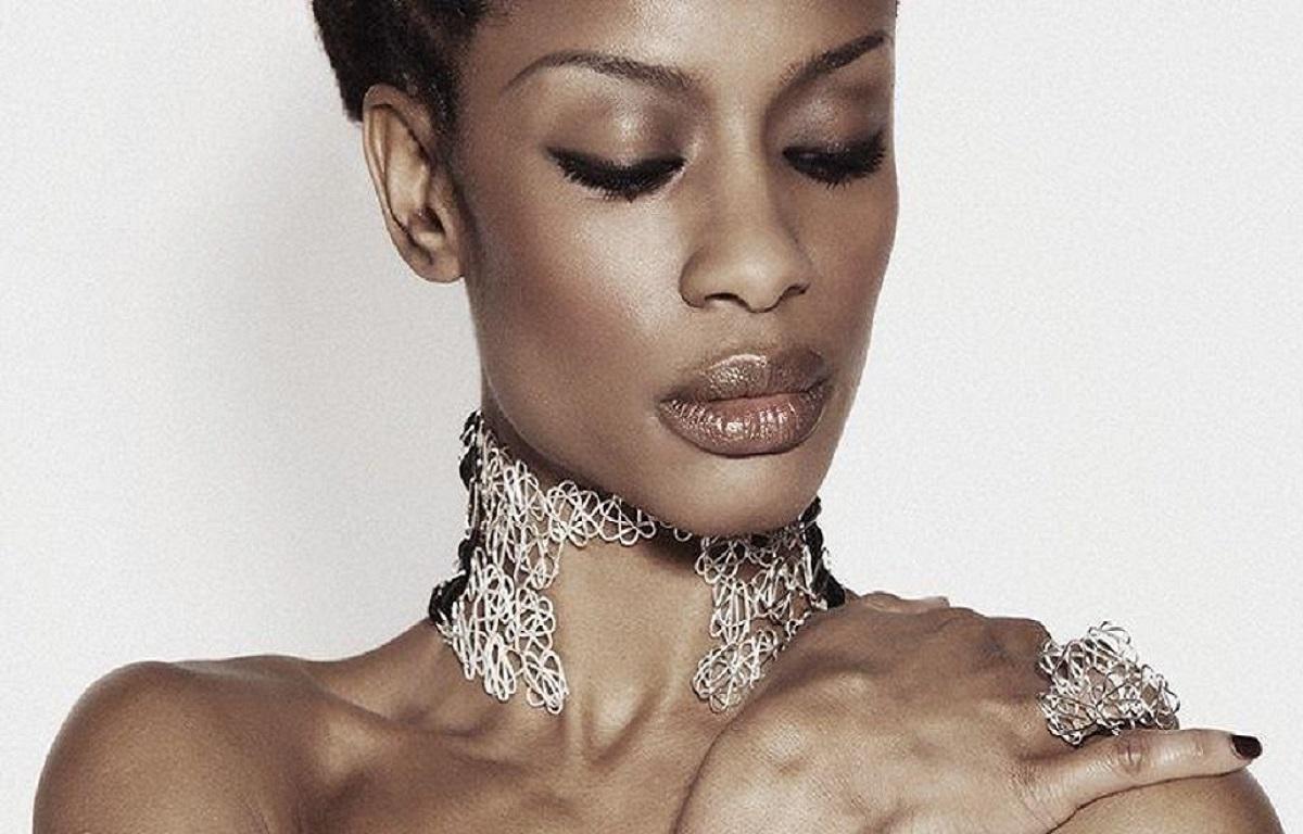 When wearing this red carpet-worthy choker you will make other people wonder 