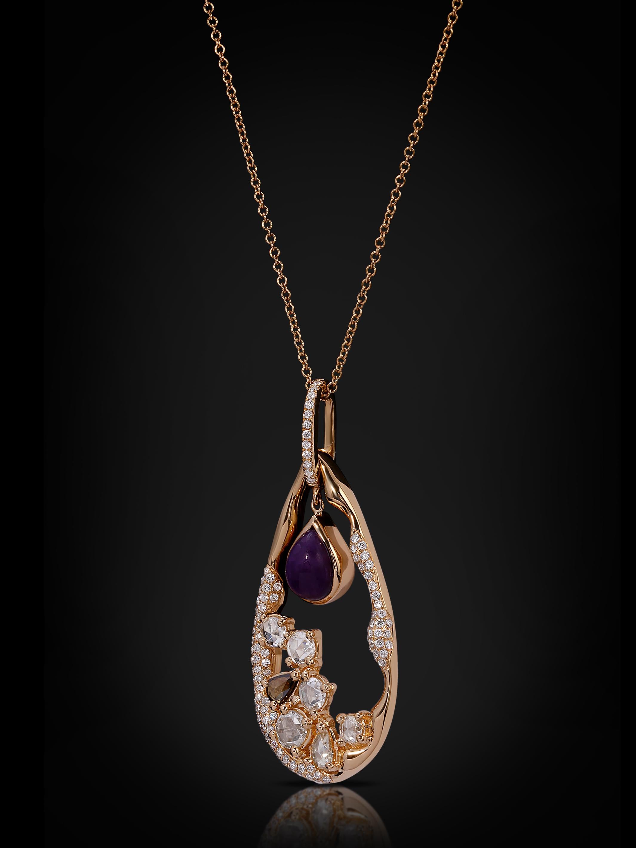 Se cerchi eleganza e stile e un tocco di calore in più da parte dell'artista, questa collana comprende
tutto ciò che una donna rappresenta.

Materiale:
–
Oro giallo 18 carati, diamanti champagne, sugilite

Catena:
–
Oro 18 carati, regolabile fino a