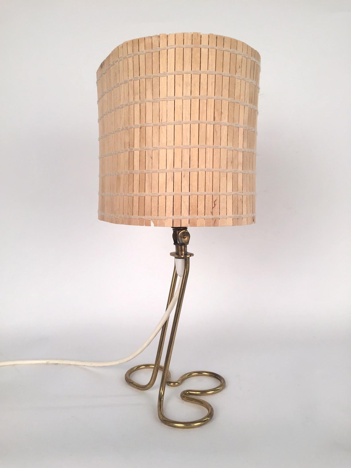 Mauri Almari Brass and Wooden Rods Table Lamp, 1950 In Good Condition In Madrid, ES