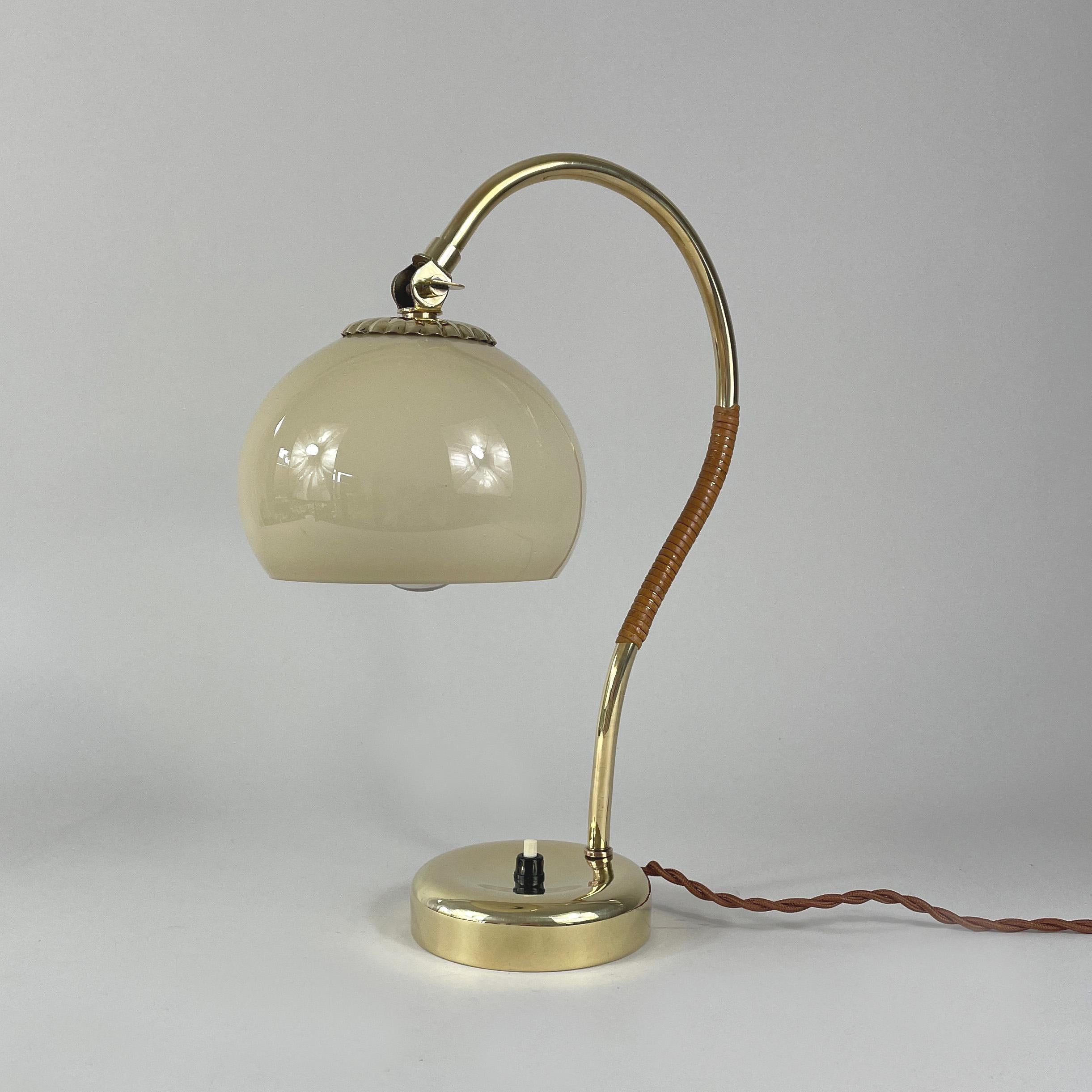 Mauri Almari Tischlampe aus Messing, Rattan und Opal, Idman Oy, Finnland 1950er Jahre im Angebot 4