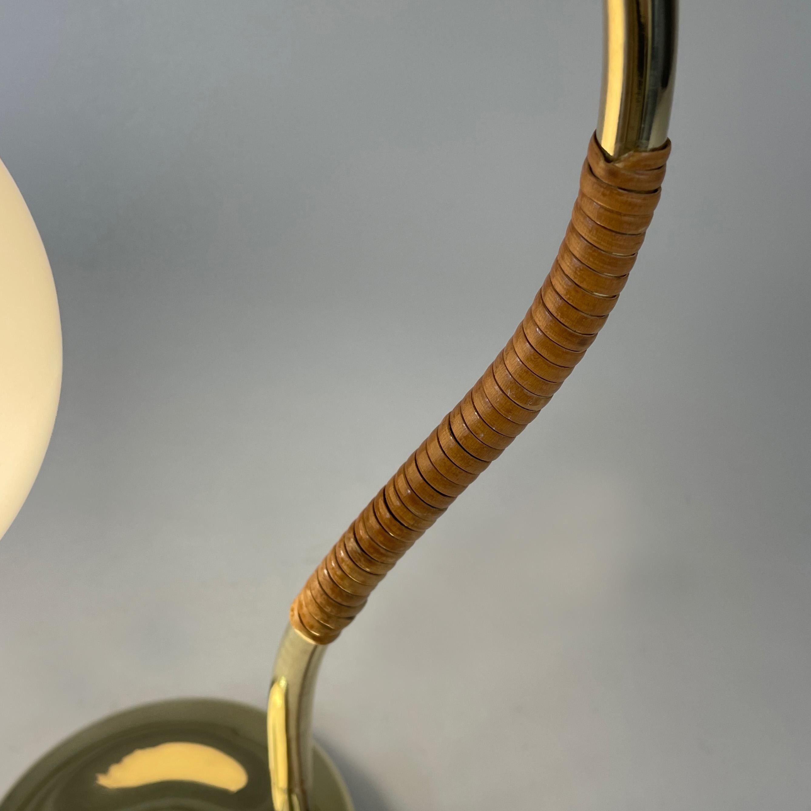 Mauri Almari Tischlampe aus Messing, Rattan und Opal, Idman Oy, Finnland 1950er Jahre im Angebot 6