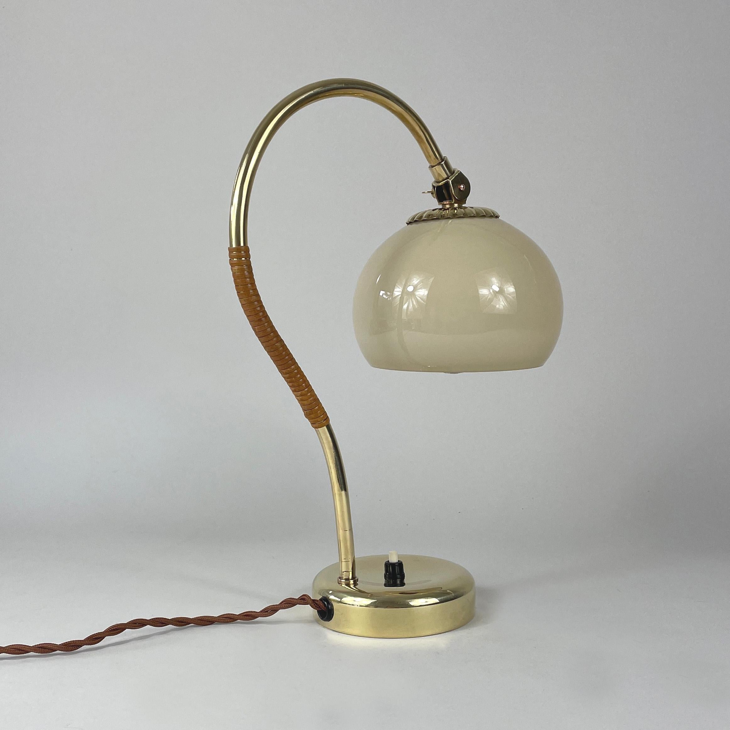 Mauri Almari Tischlampe aus Messing, Rattan und Opal, Idman Oy, Finnland 1950er Jahre im Angebot 7