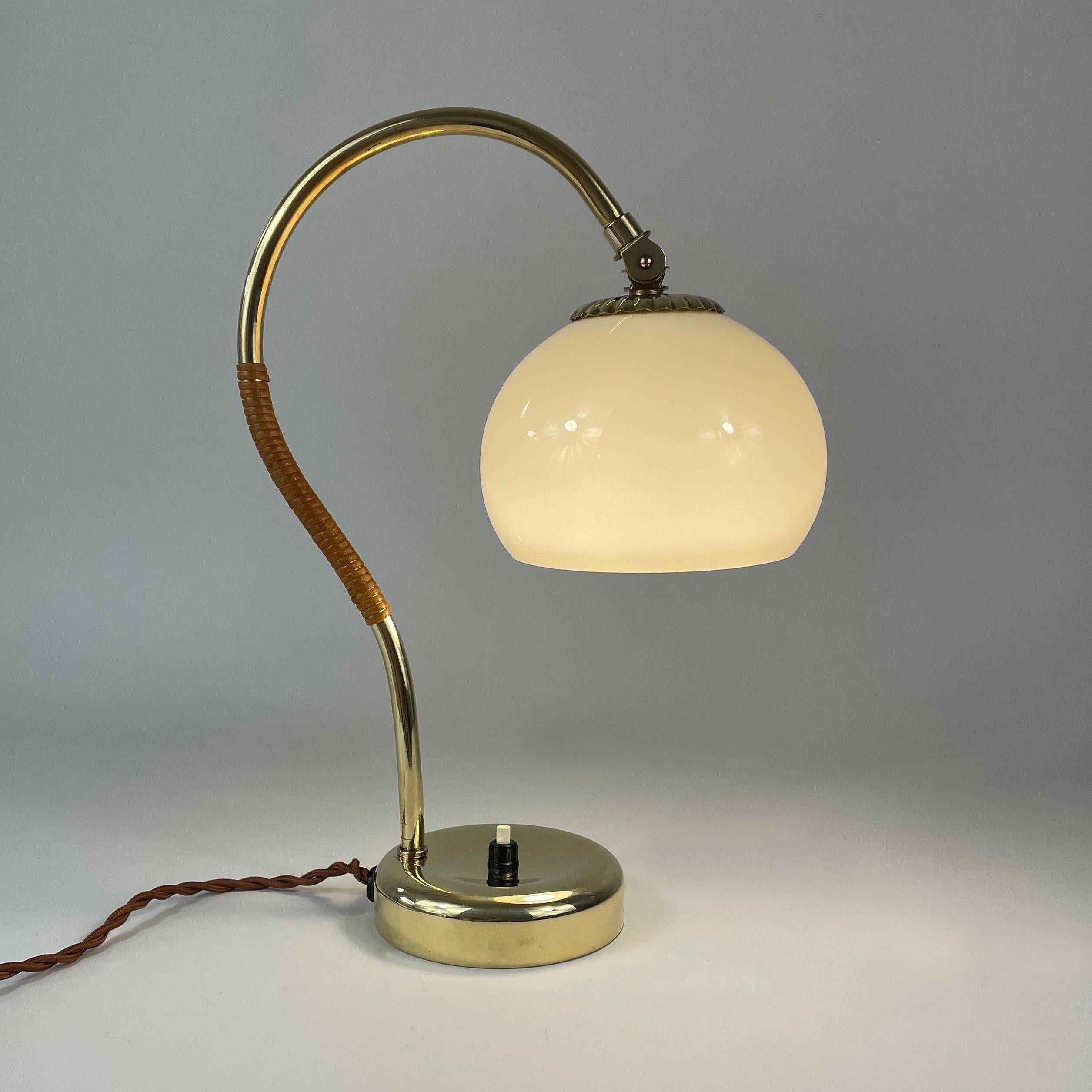 Mauri Almari Tischlampe aus Messing, Rattan und Opal, Idman Oy, Finnland 1950er Jahre im Angebot 9