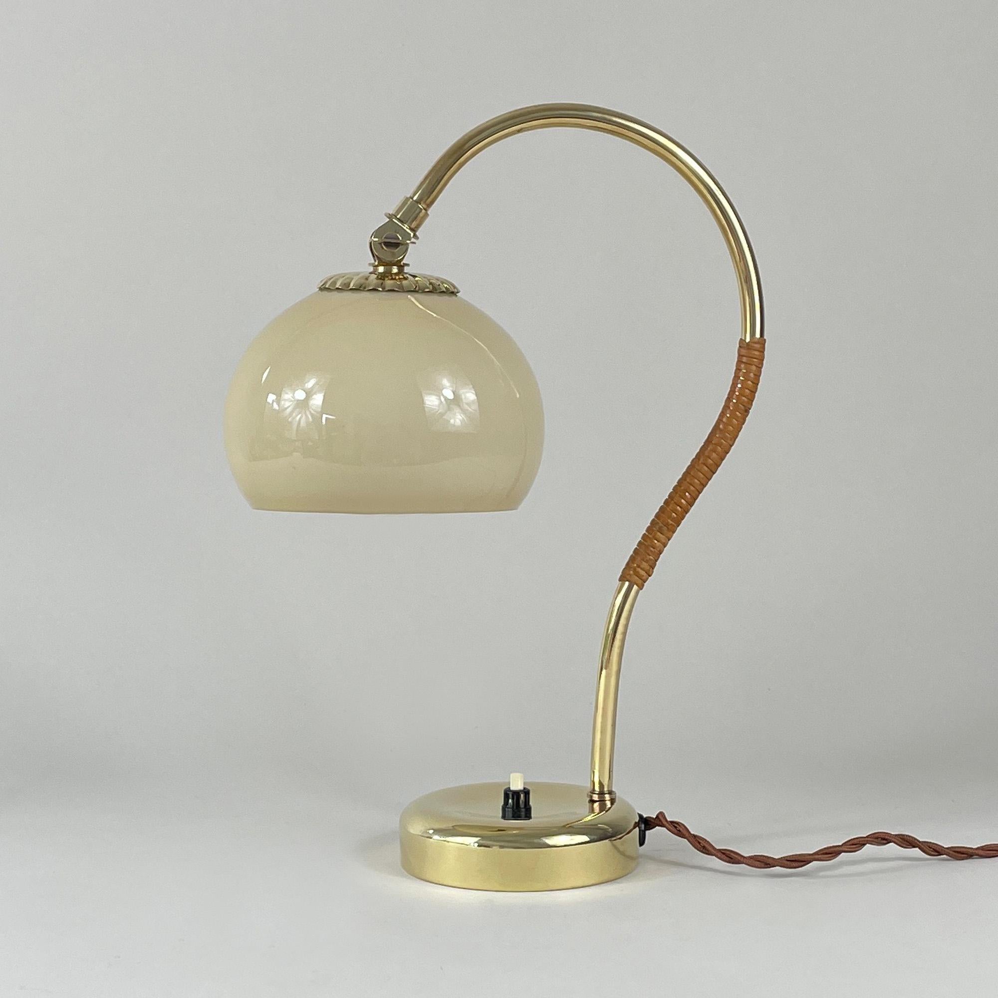 Cette élégante lampe de table minimaliste a été conçue en Finlande dans les années 1950 par Mauri Almari et produite par Idman/One (signée).

La lampe possède un bras incurvé en laiton qui s'étend depuis une base en laiton poli, avec un détail de