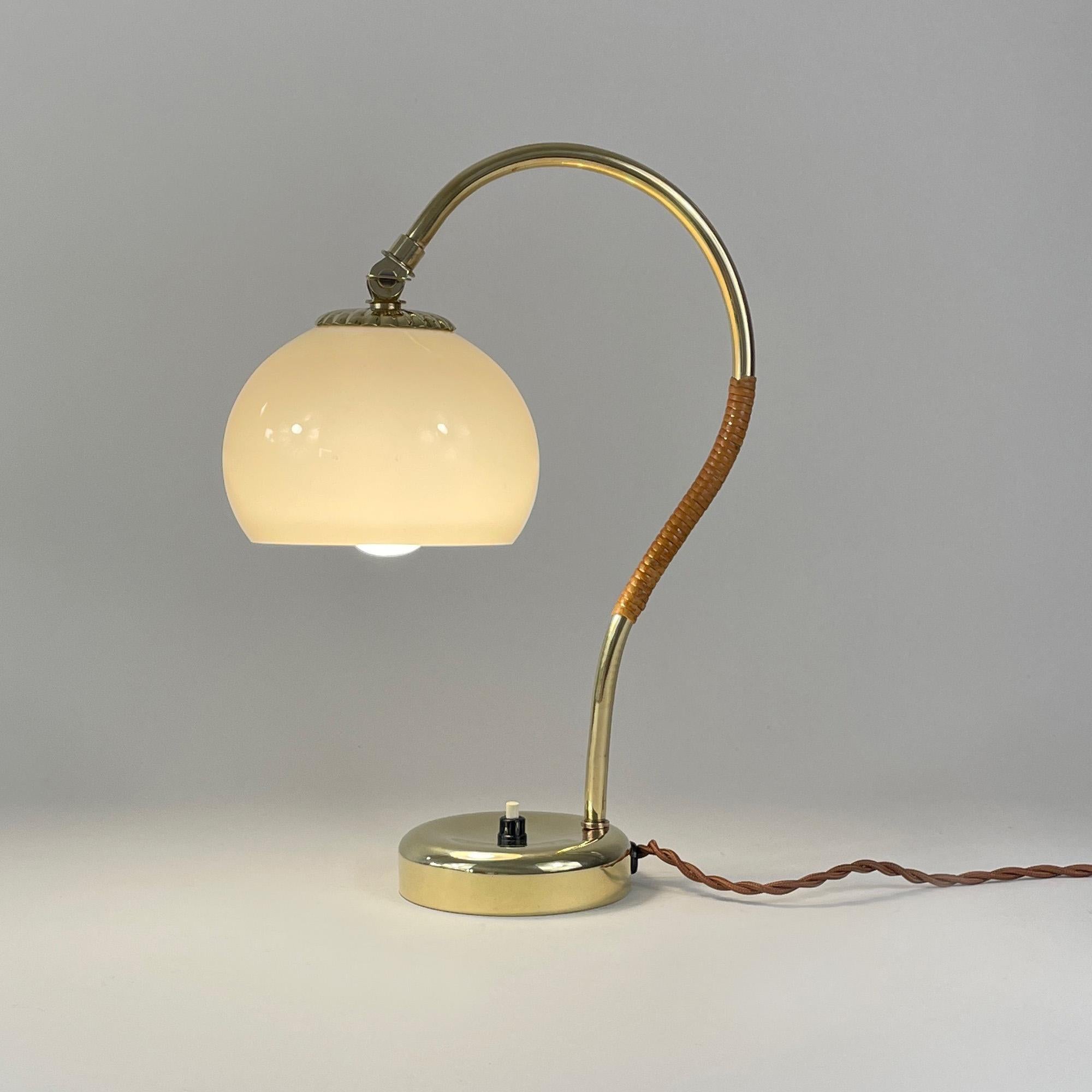 Mauri Almari Tischlampe aus Messing, Rattan und Opal, Idman Oy, Finnland 1950er Jahre (Moderne der Mitte des Jahrhunderts) im Angebot