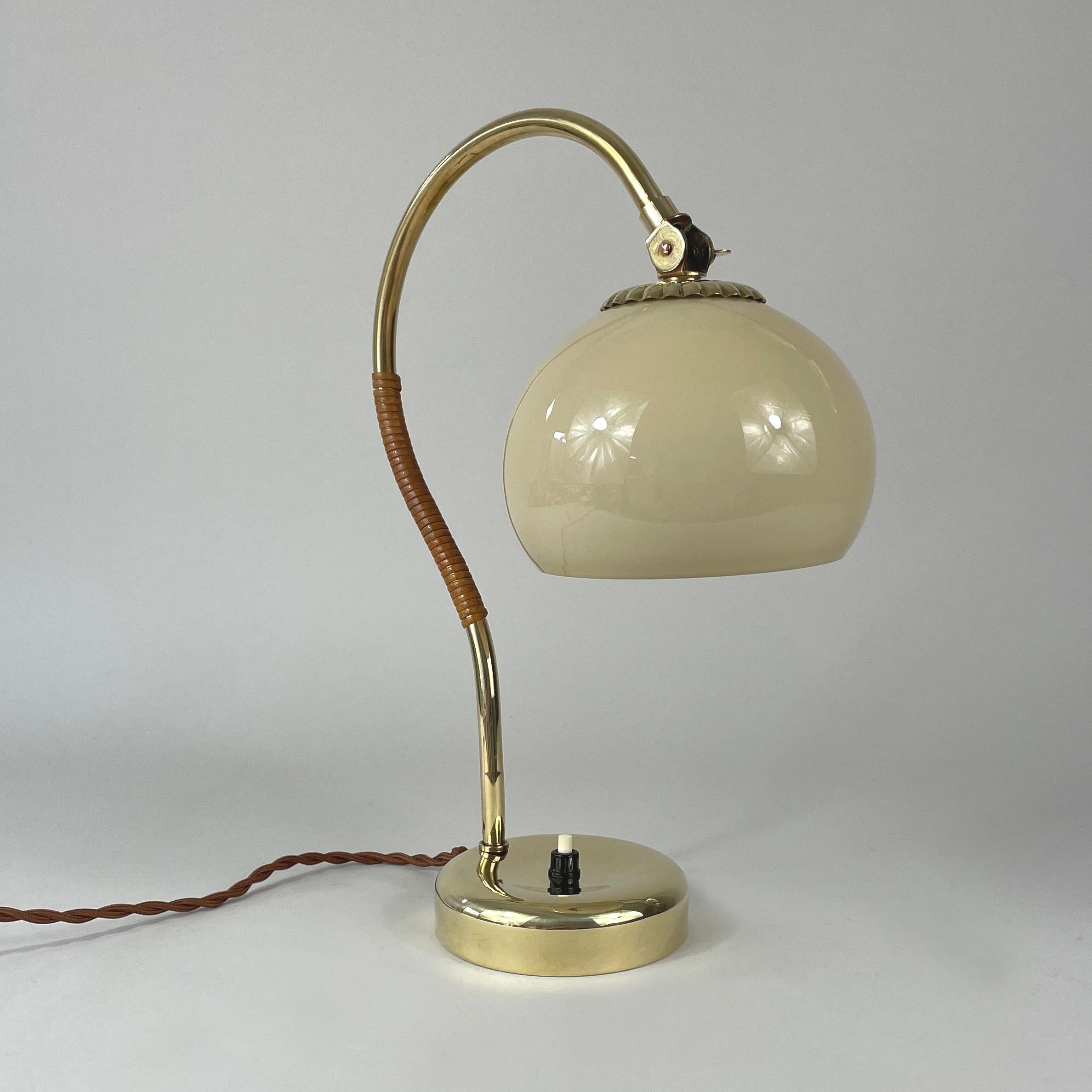 Mauri Almari Tischlampe aus Messing, Rattan und Opal, Idman Oy, Finnland 1950er Jahre (Finnisch) im Angebot