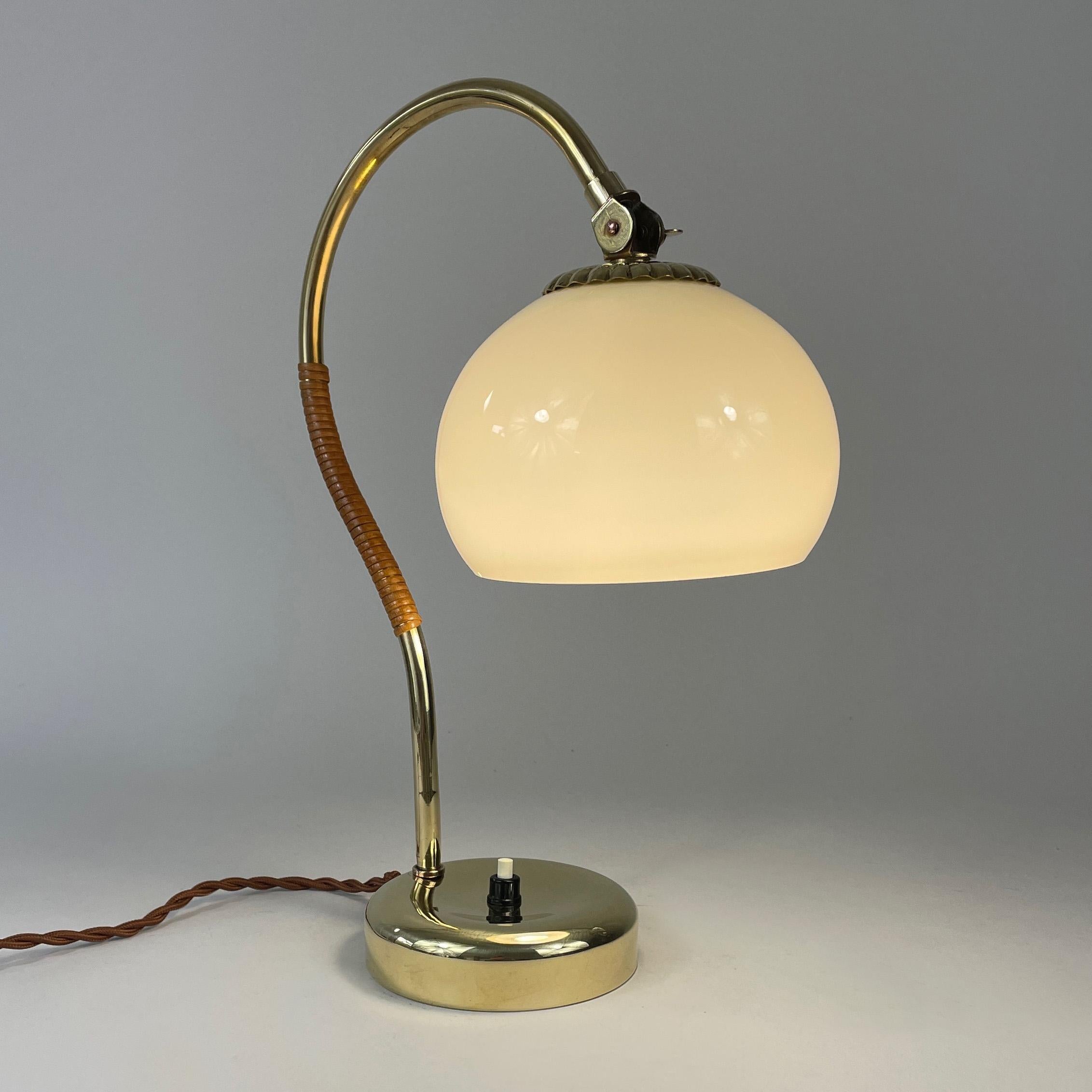 Mauri Almari Tischlampe aus Messing, Rattan und Opal, Idman Oy, Finnland 1950er Jahre im Zustand „Gut“ im Angebot in NUEMBRECHT, NRW