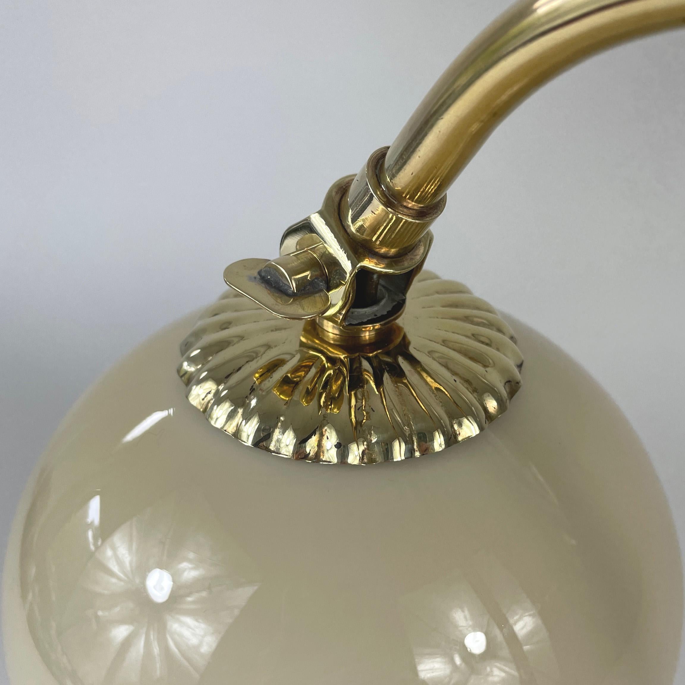 Mauri Almari Tischlampe aus Messing, Rattan und Opal, Idman Oy, Finnland 1950er Jahre (Mitte des 20. Jahrhunderts) im Angebot