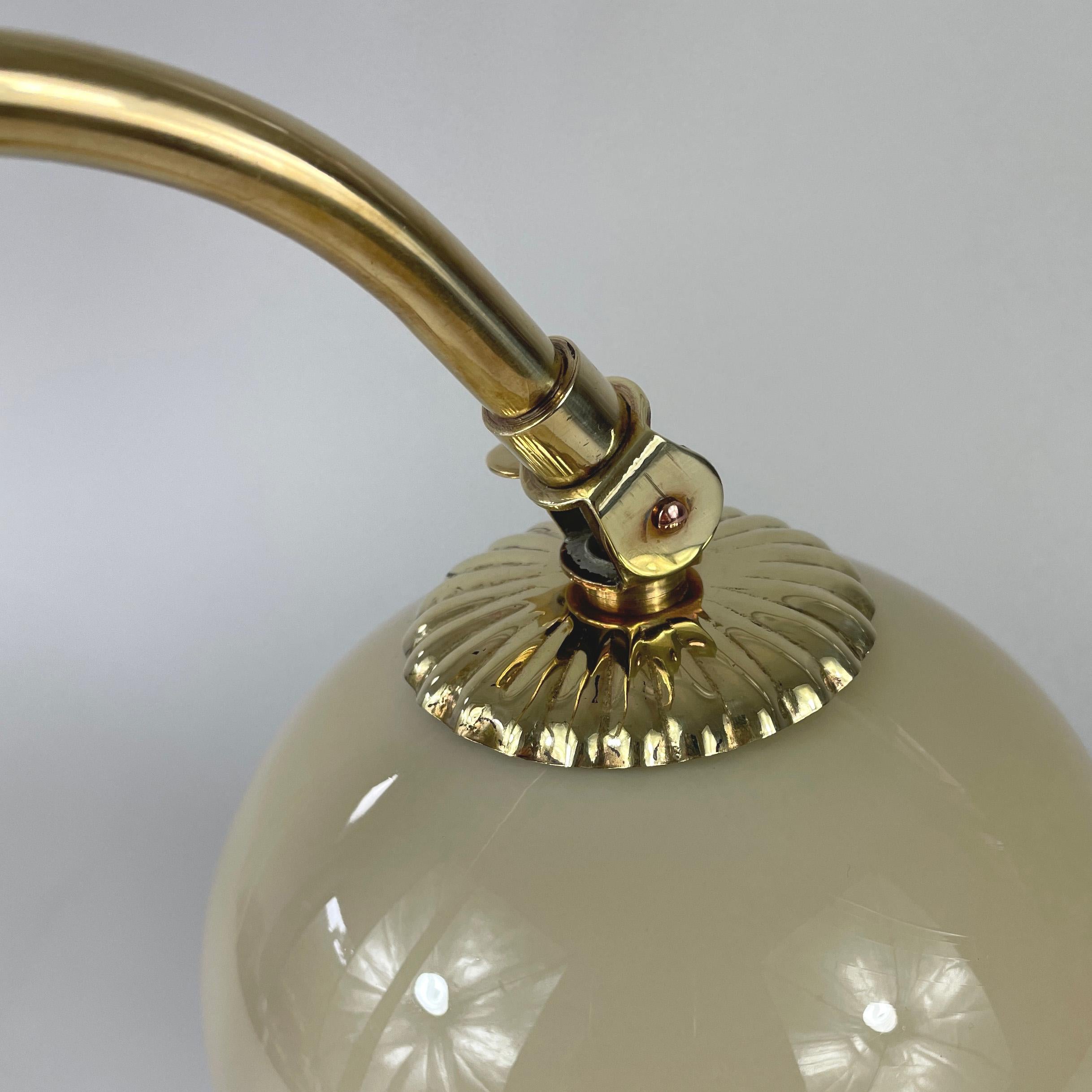 Mauri Almari Tischlampe aus Messing, Rattan und Opal, Idman Oy, Finnland 1950er Jahre im Angebot 1