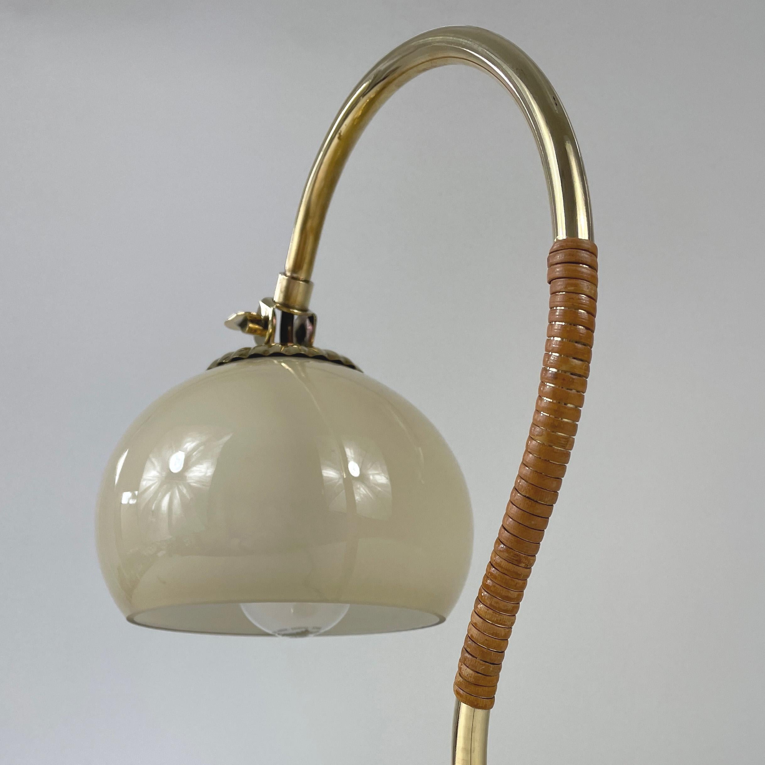 Mauri Almari Tischlampe aus Messing, Rattan und Opal, Idman Oy, Finnland 1950er Jahre im Angebot 2