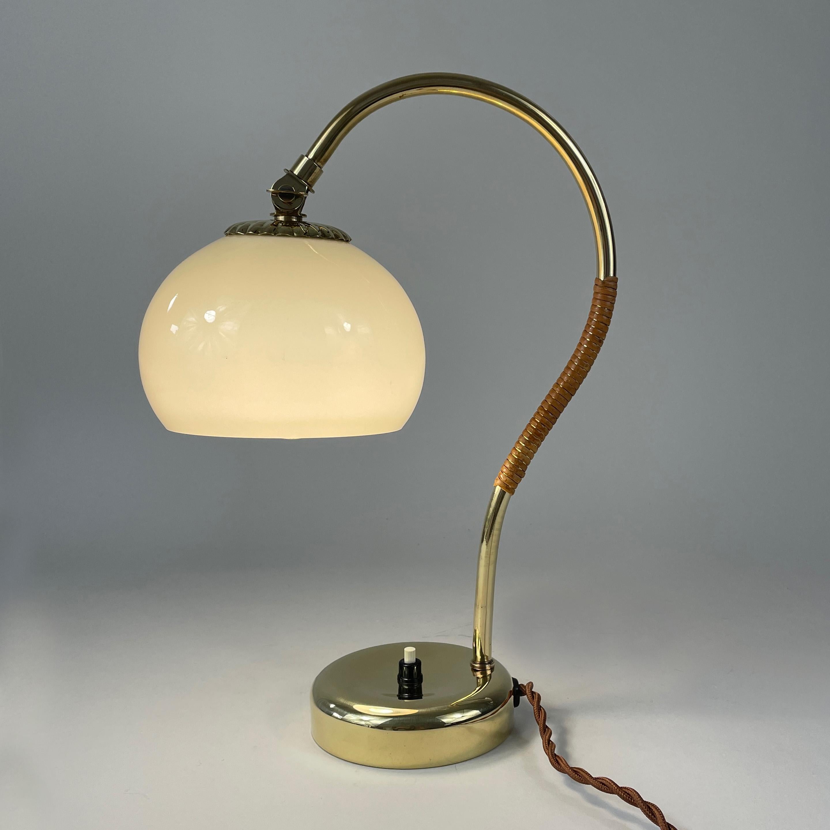 Mauri Almari Tischlampe aus Messing, Rattan und Opal, Idman Oy, Finnland 1950er Jahre im Angebot 3