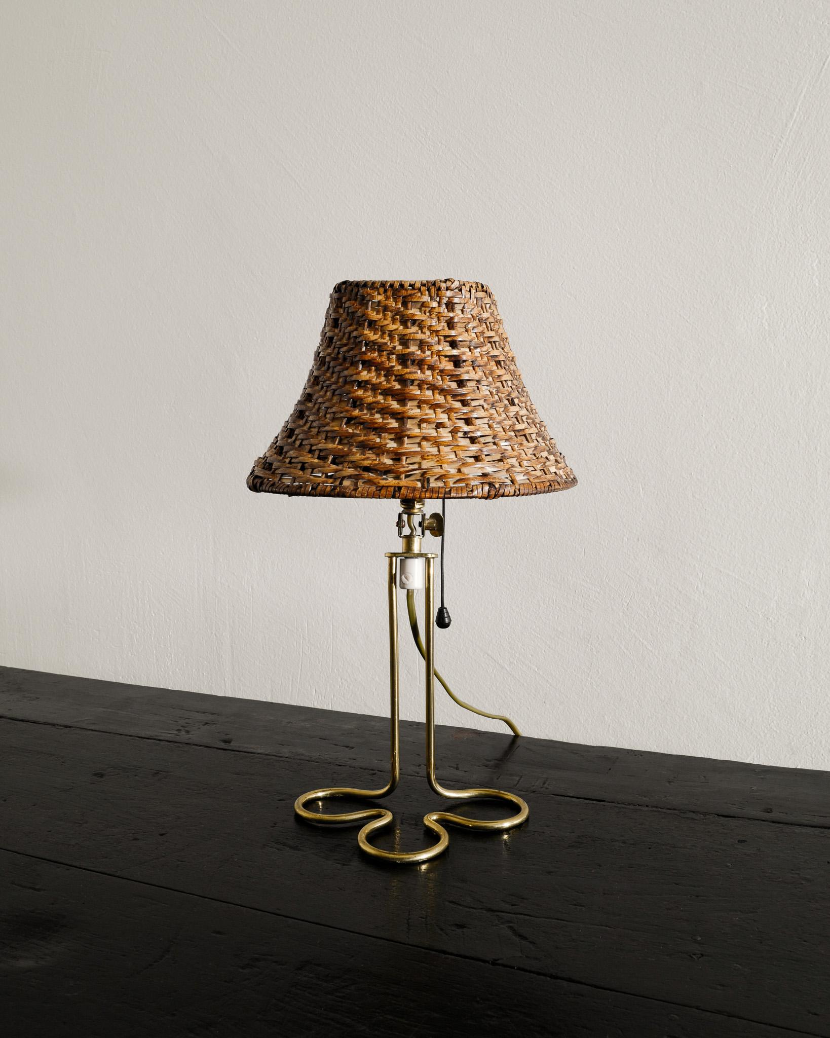 Rare mid century brass desk / table lamp by Mauri Almari produced by Idman Finland, 1950s. In good original condition with a later rattan shade that is also in great condition. 

Dimensions: H: 36 cm / 14.15