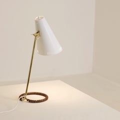Mauri Almari Mid-Century Modern Table Lamp, White, Brass & Leather, Idman 1950s