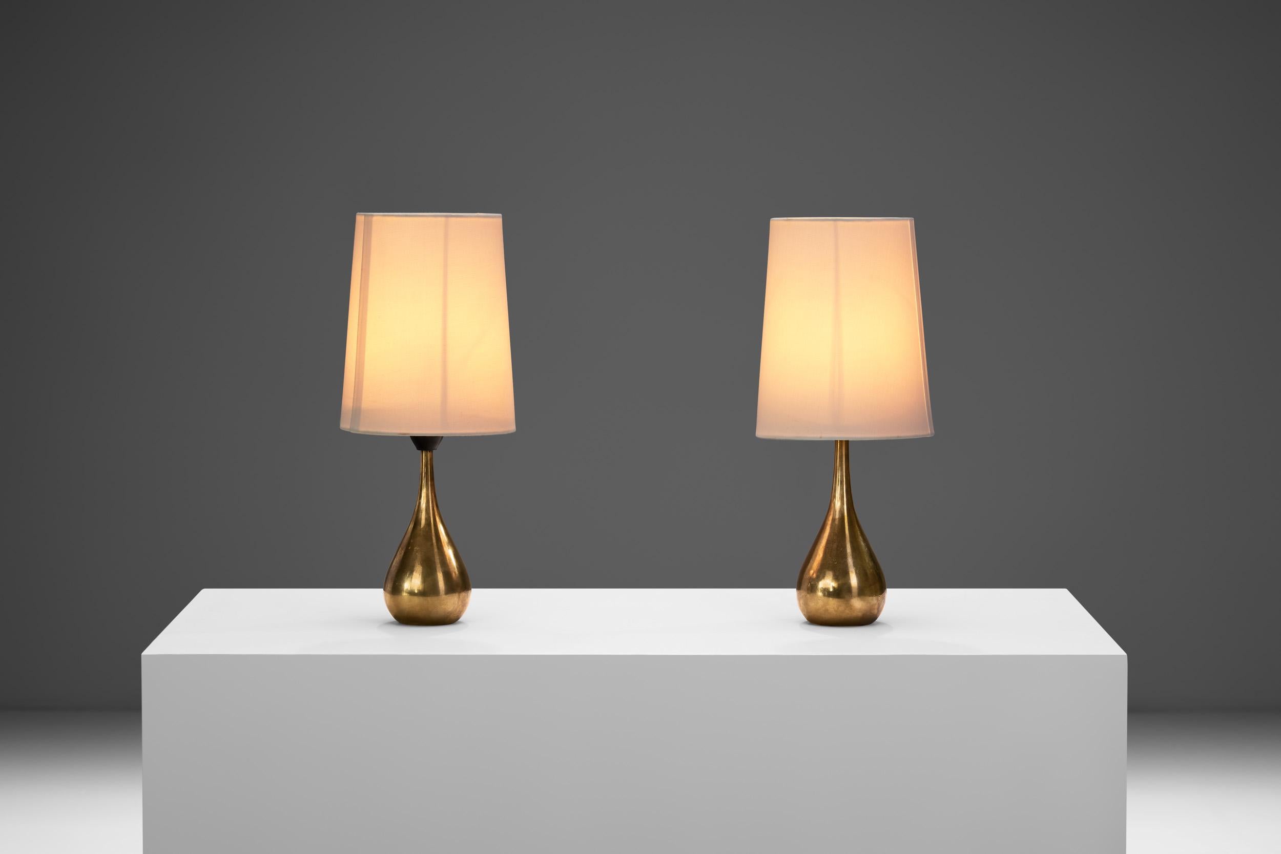 This pair of elegant, sculptural table lamps are distinctive pieces exemplifying Finnish designer, Mauri Almari’s artistic design language. Additionally to the aesthetic dimension, the quality of these lamps is also true to their Finnish