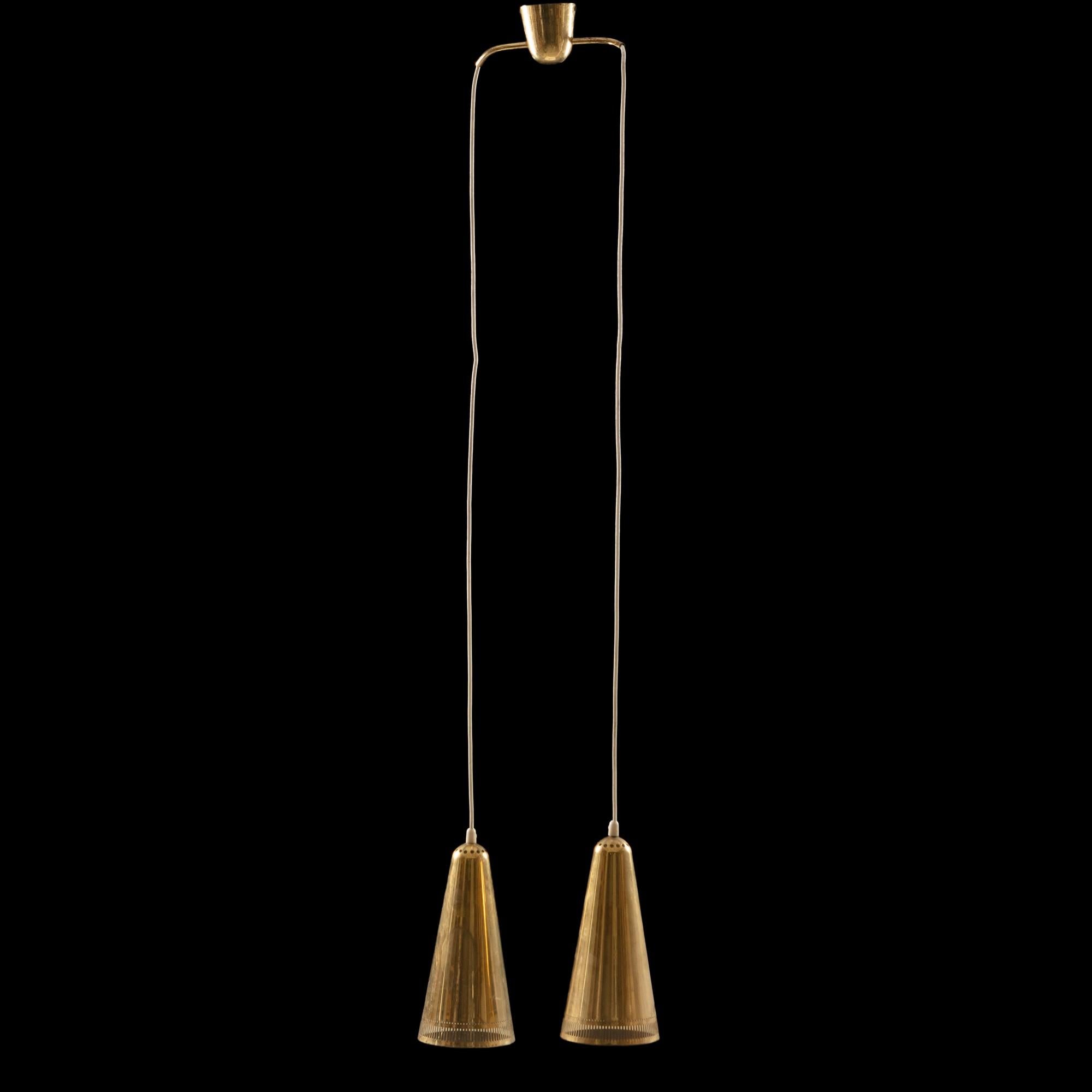 Rare ceiling pendat with 2 perforated brass domes ( 31 cm high & 15 cm diameter each) by Mauri Almari, executed by Itsu in Finland in the 1950s.
The mounted height shown in the picture is 200 cm, but can be adjusted shorter or longer by the