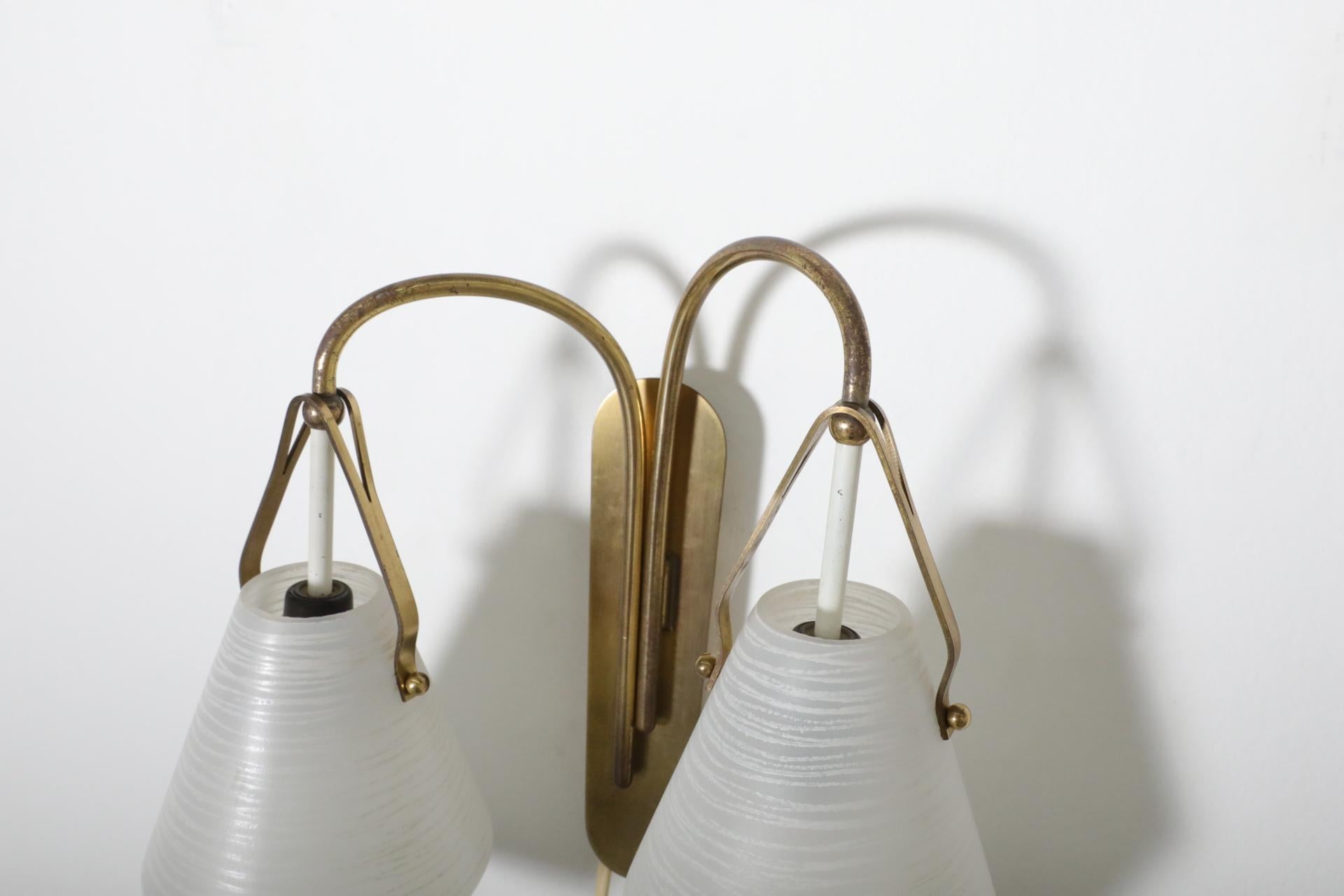 Almari stile 1950, metà del secolo, in ottone con doppia paralume in vetro lattimo. in vendita 6