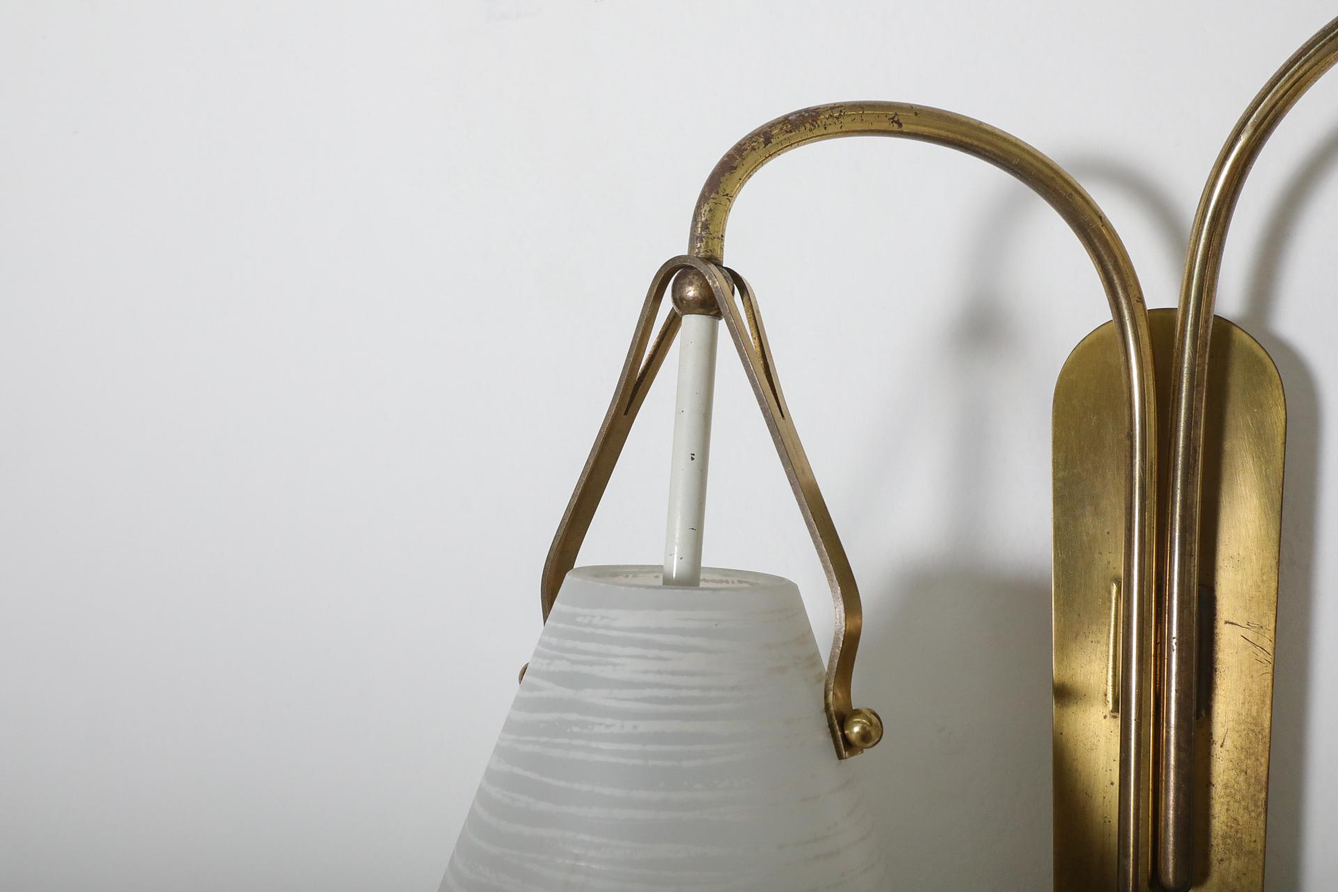 Almari stile 1950, metà del secolo, in ottone con doppia paralume in vetro lattimo. in vendita 8