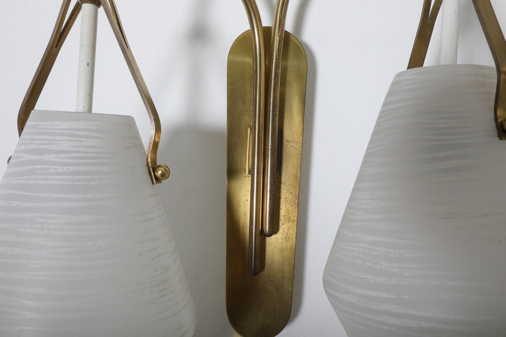 Almari stile 1950, metà del secolo, in ottone con doppia paralume in vetro lattimo. in vendita 9