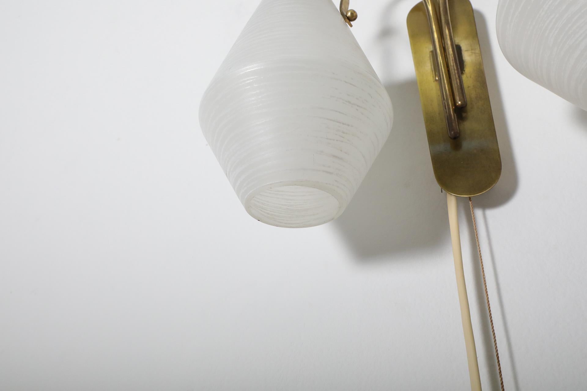 Almari stile 1950, metà del secolo, in ottone con doppia paralume in vetro lattimo. in vendita 10