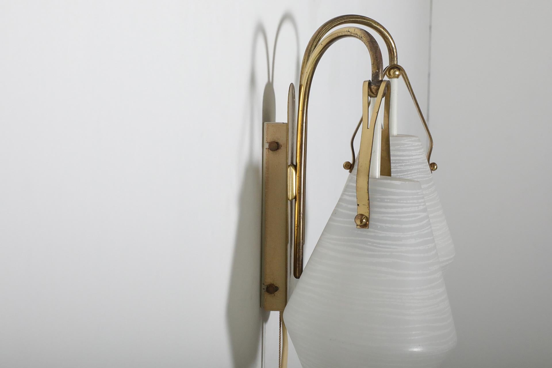Almari stile 1950, metà del secolo, in ottone con doppia paralume in vetro lattimo. in vendita 11