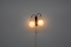 Mauri Almari Stil 1950's Mid-Century Messing Doppel Milchglas Schatten Wandleuchter