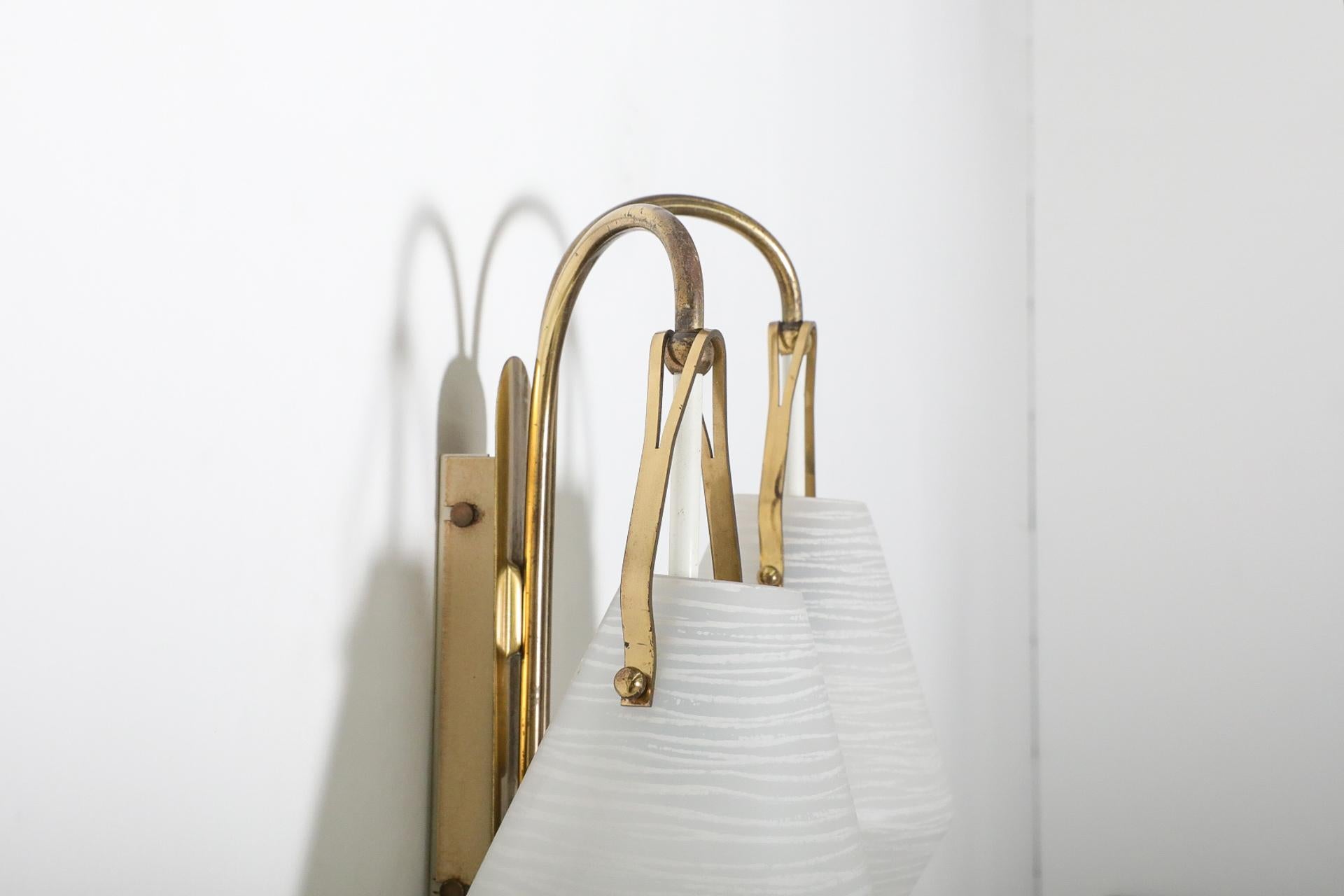Almari stile 1950, metà del secolo, in ottone con doppia paralume in vetro lattimo. in vendita 1
