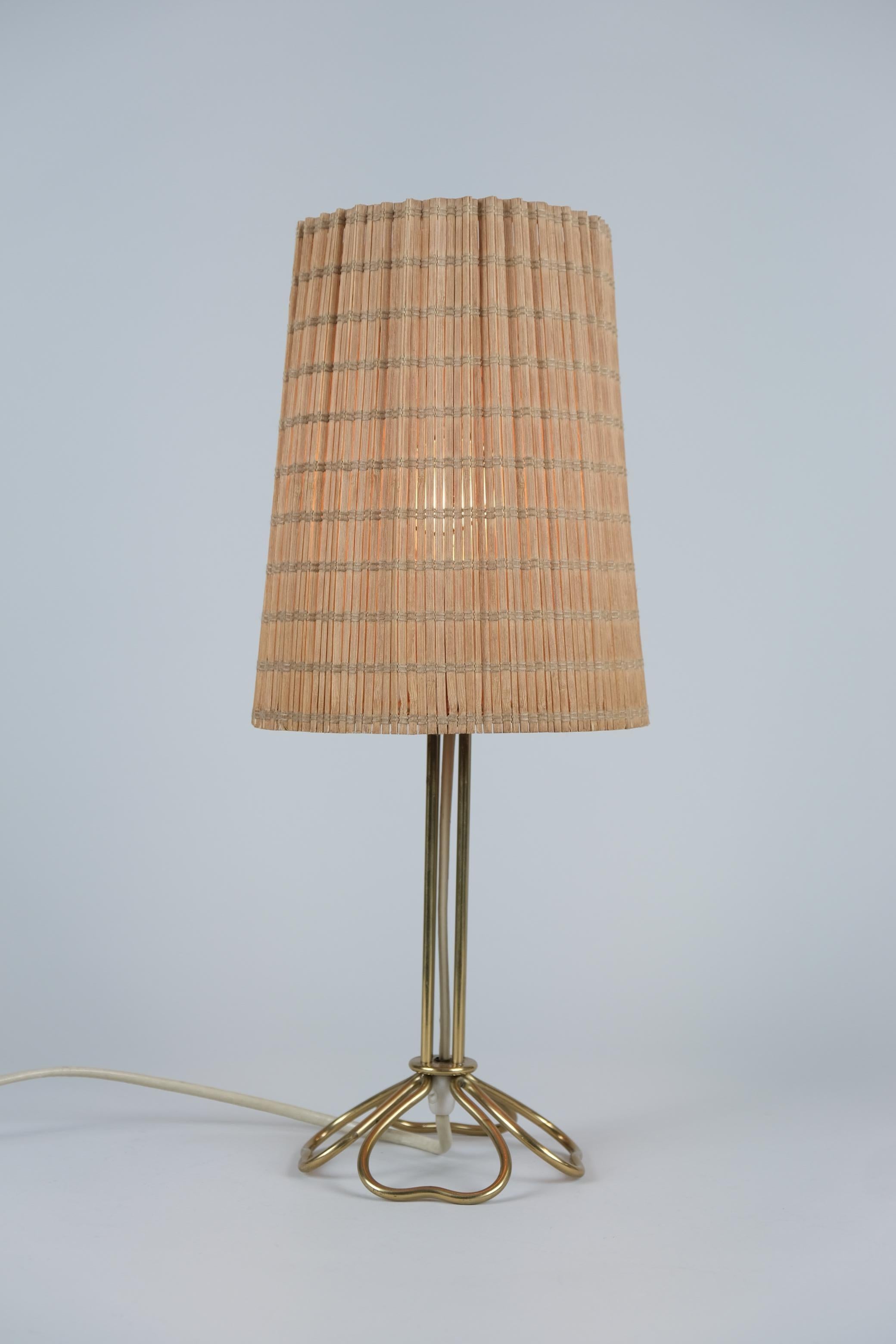 Scandinave moderne Lampe de table Mauri Almari Mauri modèle 61054 en laiton et rotin, Idman, années 1950 en vente