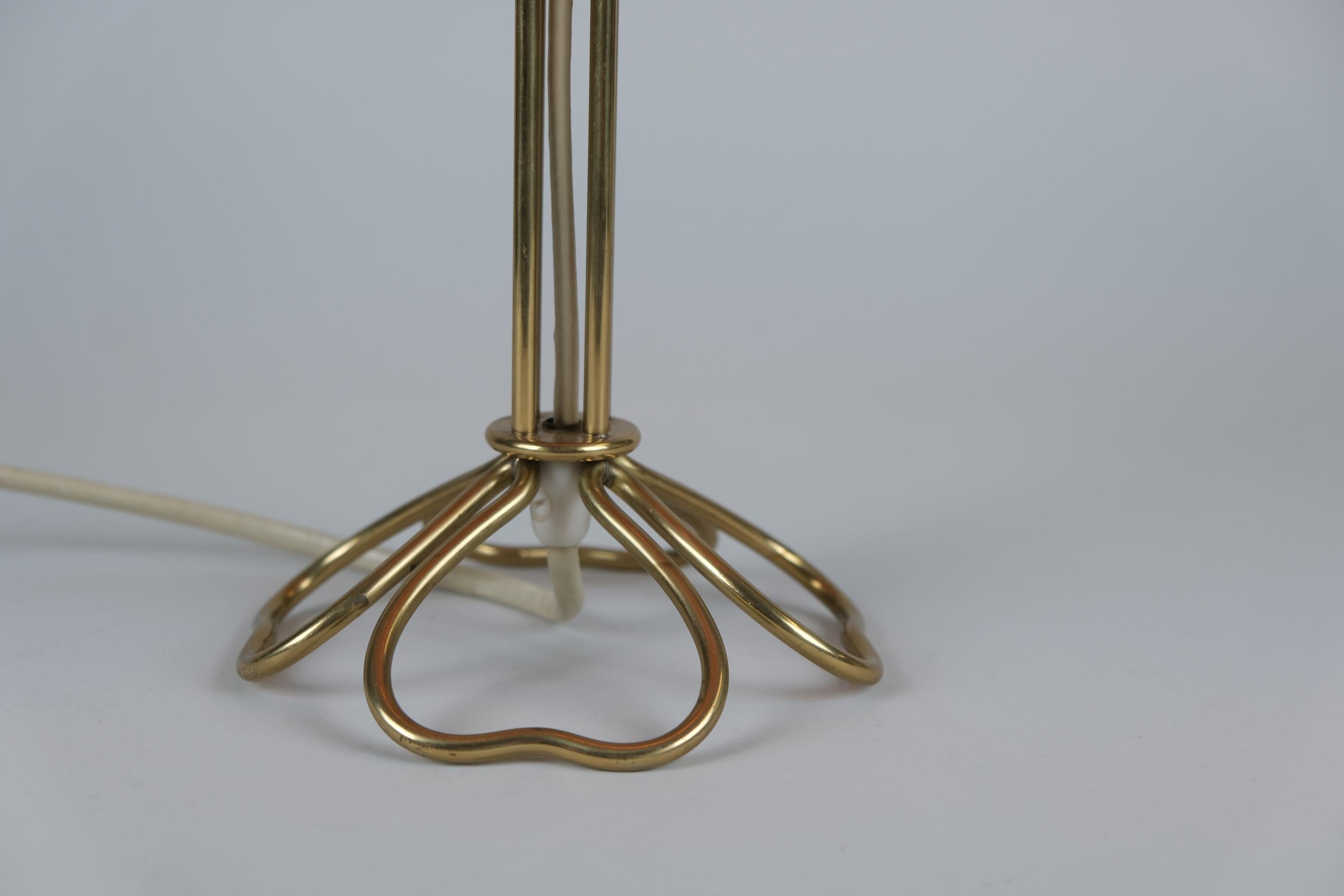 Finlandais Lampe de table Mauri Almari Mauri modèle 61054 en laiton et rotin, Idman, années 1950 en vente