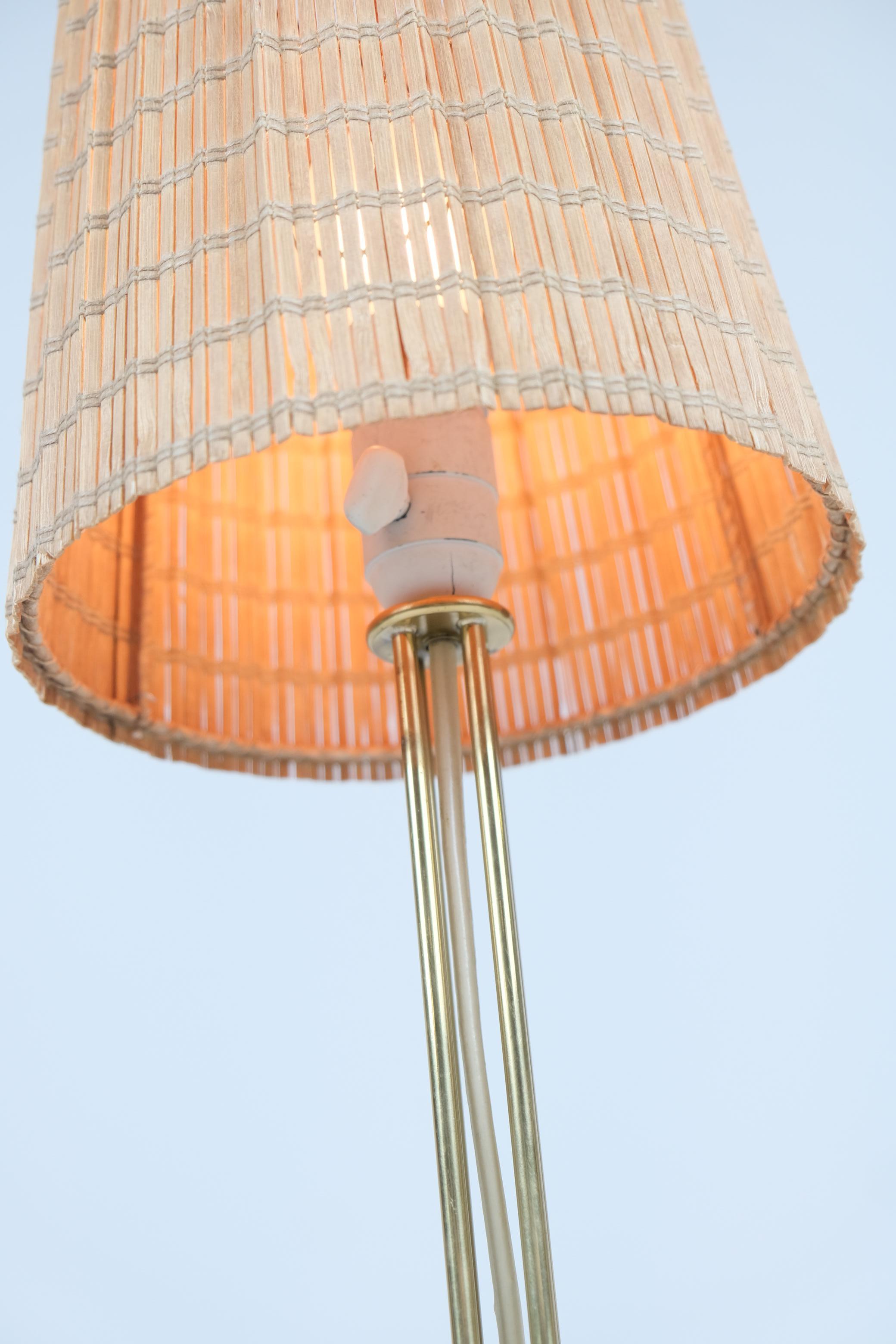 Lampe de table Mauri Almari Mauri modèle 61054 en laiton et rotin, Idman, années 1950 Bon état - En vente à Helsinki, FI