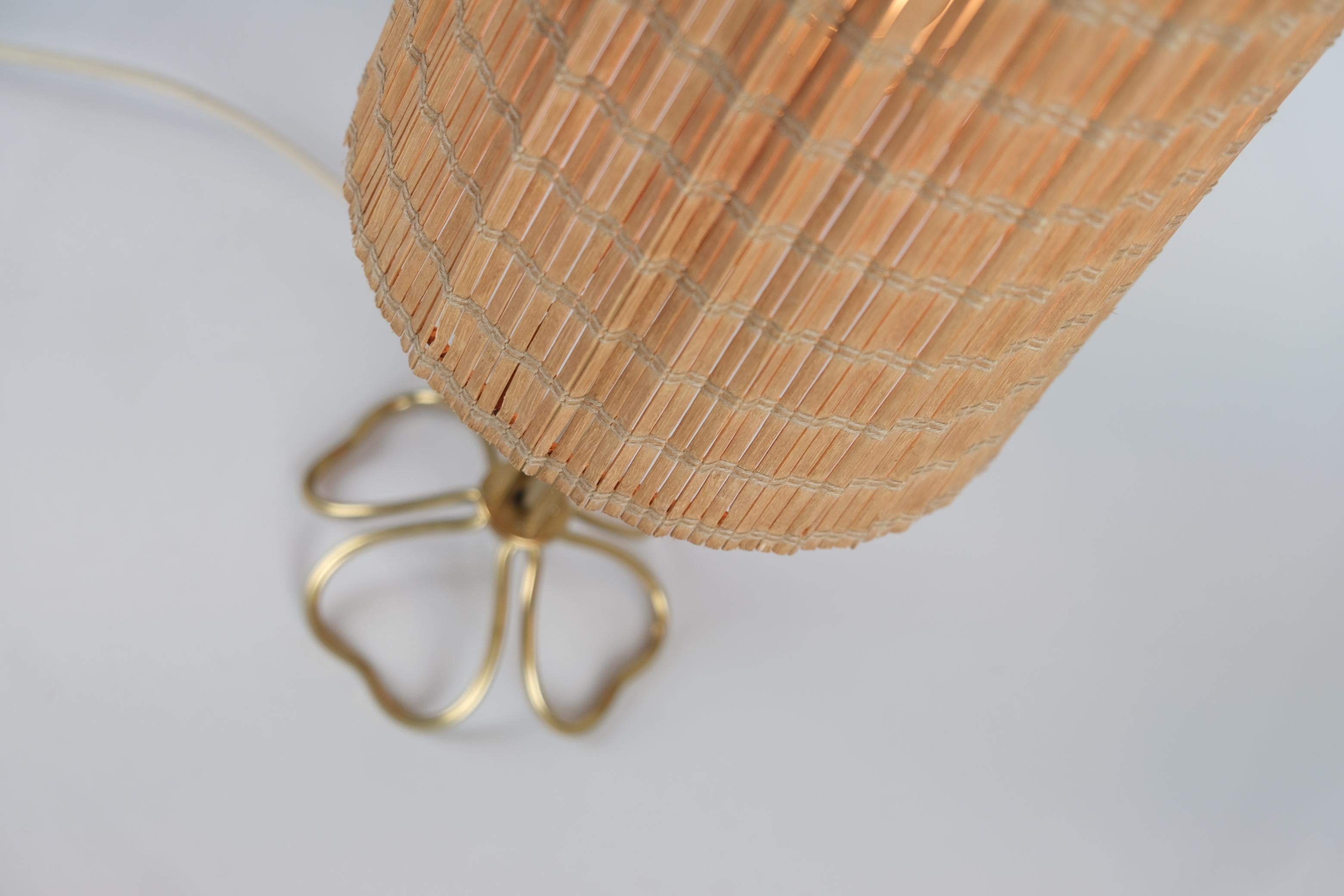 Milieu du XXe siècle Lampe de table Mauri Almari Mauri modèle 61054 en laiton et rotin, Idman, années 1950 en vente