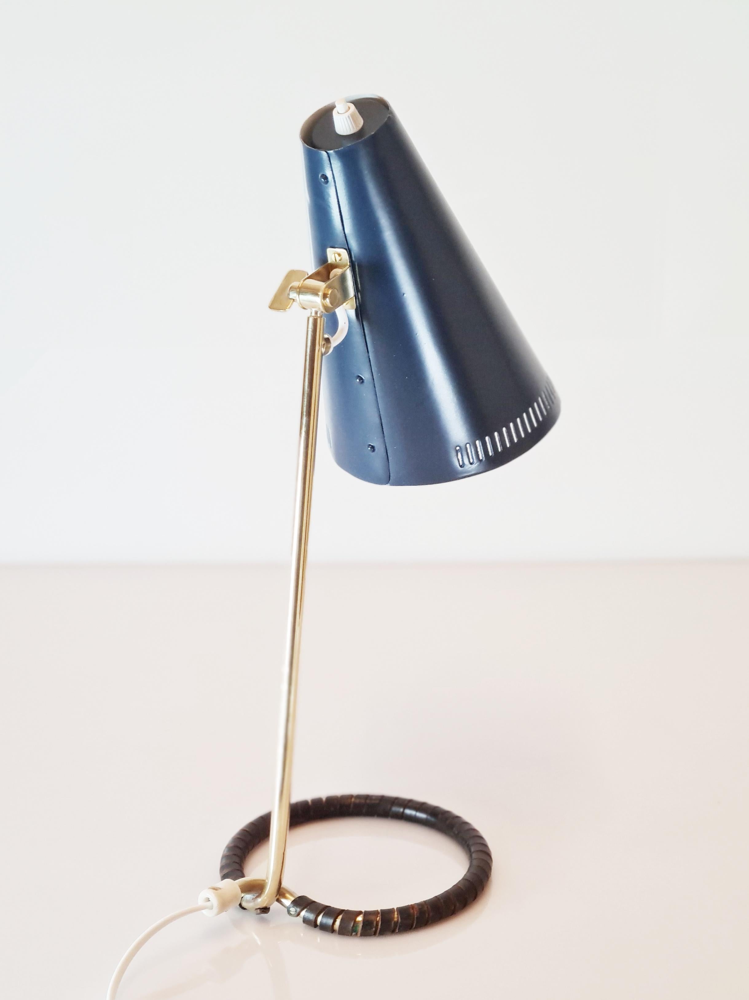 Despite the small size of this lamp the combination of brass, painted metal and leather makes it stand out. The simplified look is topped off with extra attention to quality and details. When it comes to details the leather strapping makes a perfect