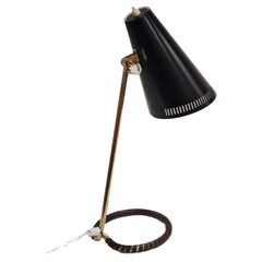 Lampada da tavolo Mauri Almari modello K11-15 in nero, ottone e pelle, Idman 1950s