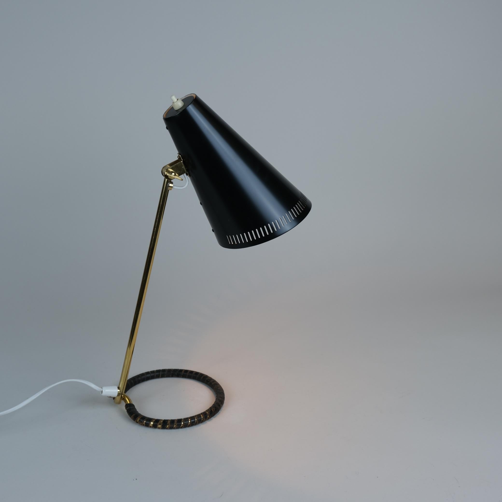 Une belle lampe de table modèle K11-15 conçue par Mauri Almari et fabriquée par Idman/One en Finlande à la fin des années 1950. La combinaison de laiton, de métal peint et de cuir permet à cette lampe de se distinguer dans n'importe quel intérieur.