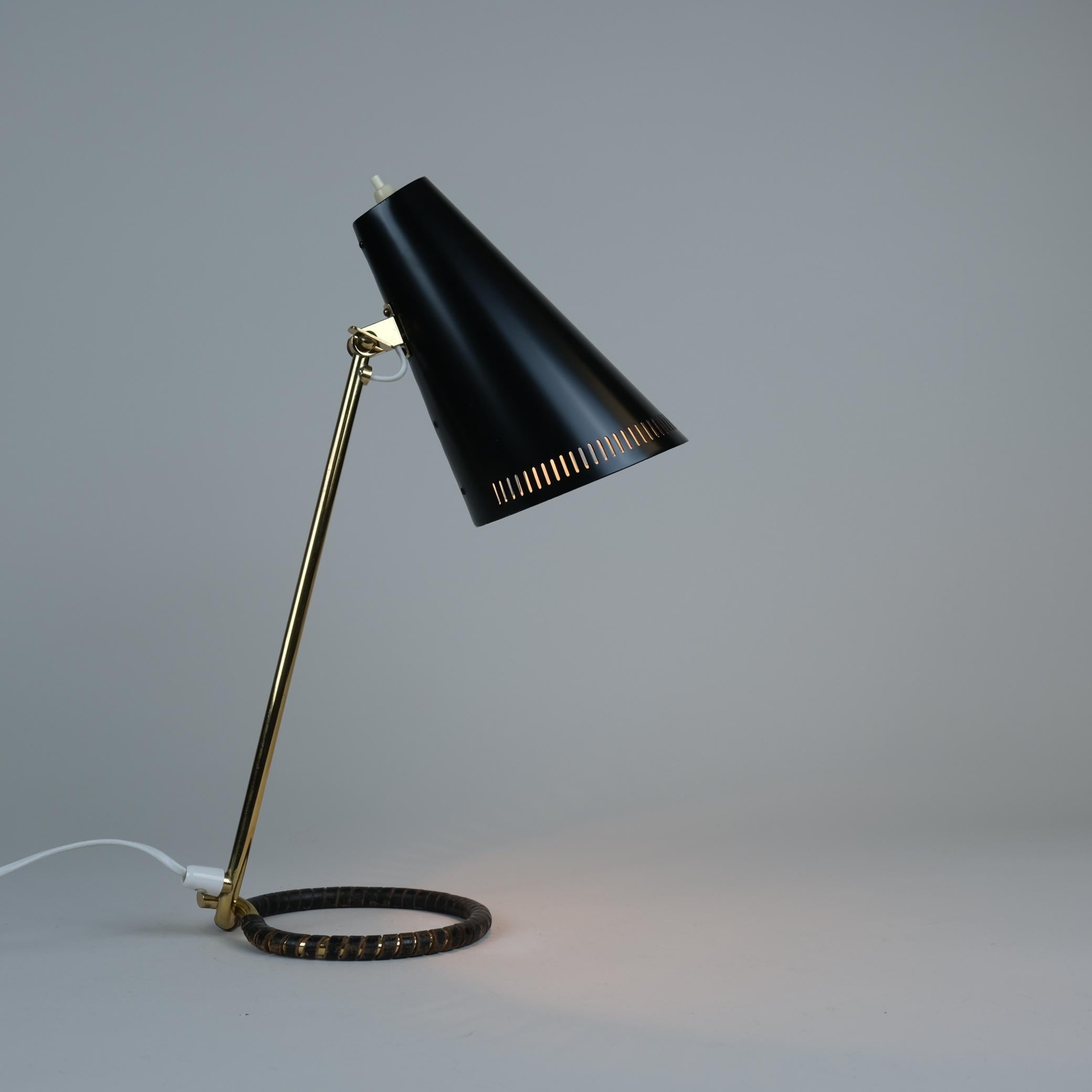 Scandinave moderne Lampe de table Mauri Almari Mauri modèle K11-15 en noir, laiton et cuir, Idman années 1950 en vente