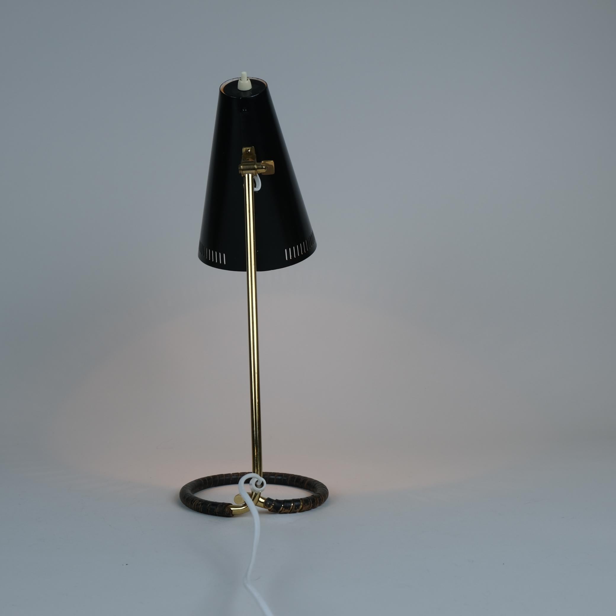 Finlandais Lampe de table Mauri Almari Mauri modèle K11-15 en noir, laiton et cuir, Idman années 1950 en vente