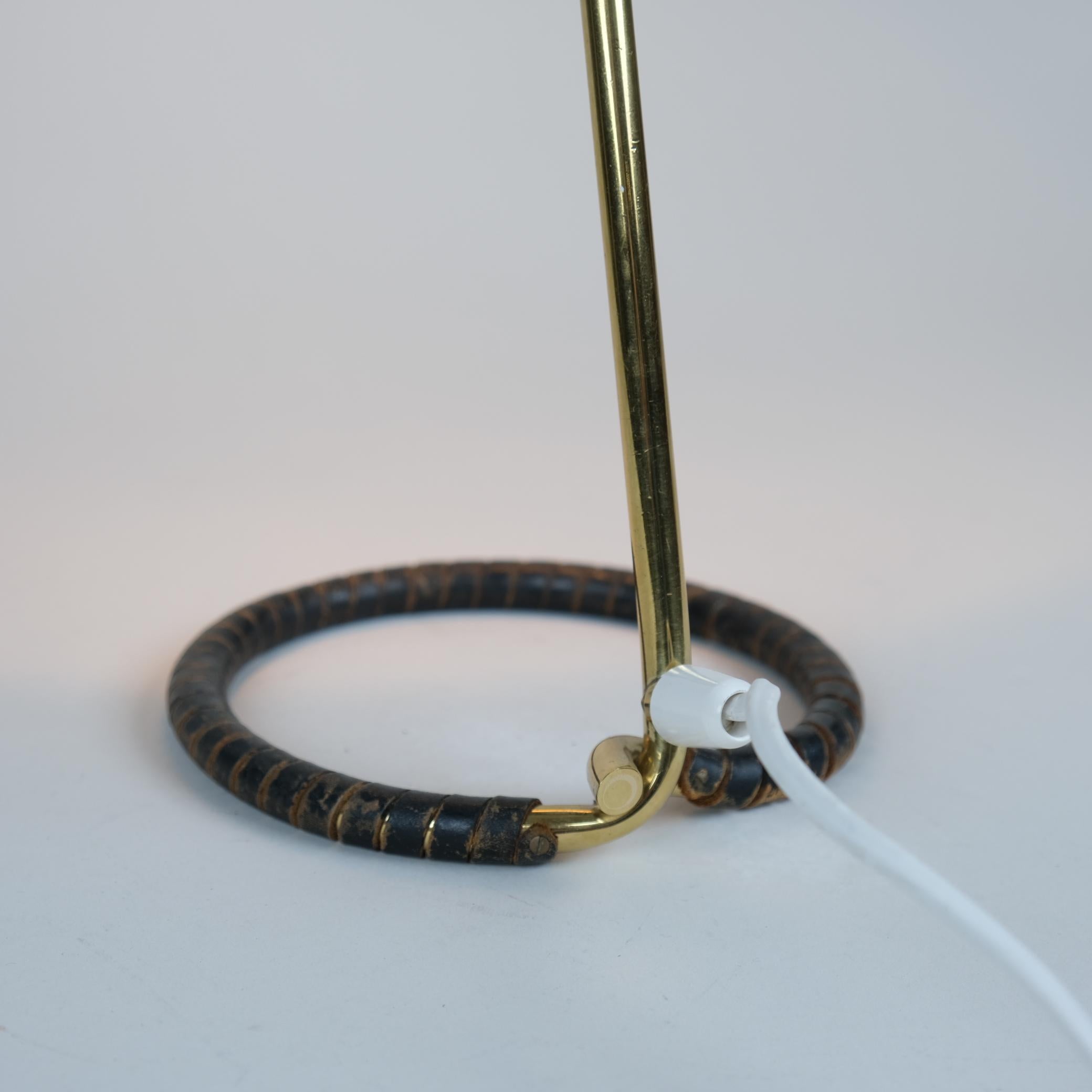 Lampe de table Mauri Almari Mauri modèle K11-15 en noir, laiton et cuir, Idman années 1950 Bon état - En vente à Helsinki, FI