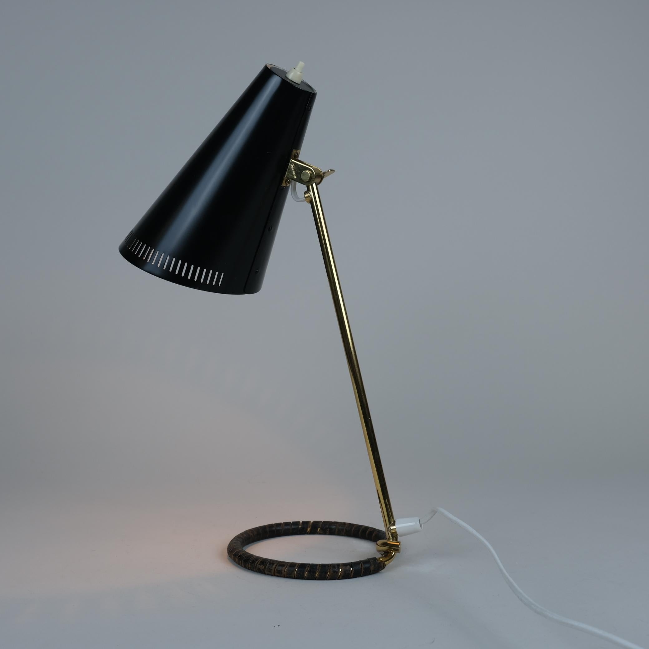 Milieu du XXe siècle Lampe de table Mauri Almari Mauri modèle K11-15 en noir, laiton et cuir, Idman années 1950 en vente