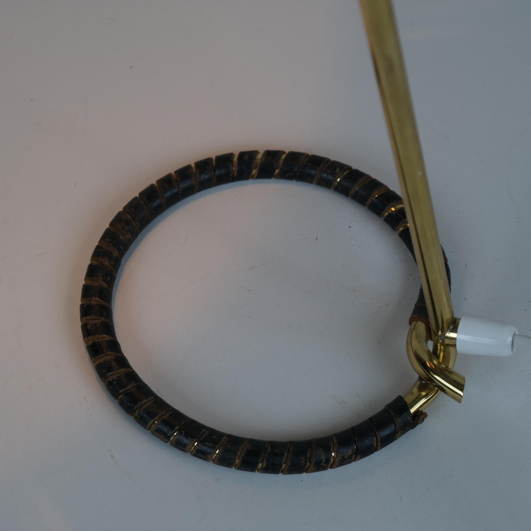 Lampe de table Mauri Almari Mauri modèle K11-15 en noir, laiton et cuir, Idman années 1950 en vente 1