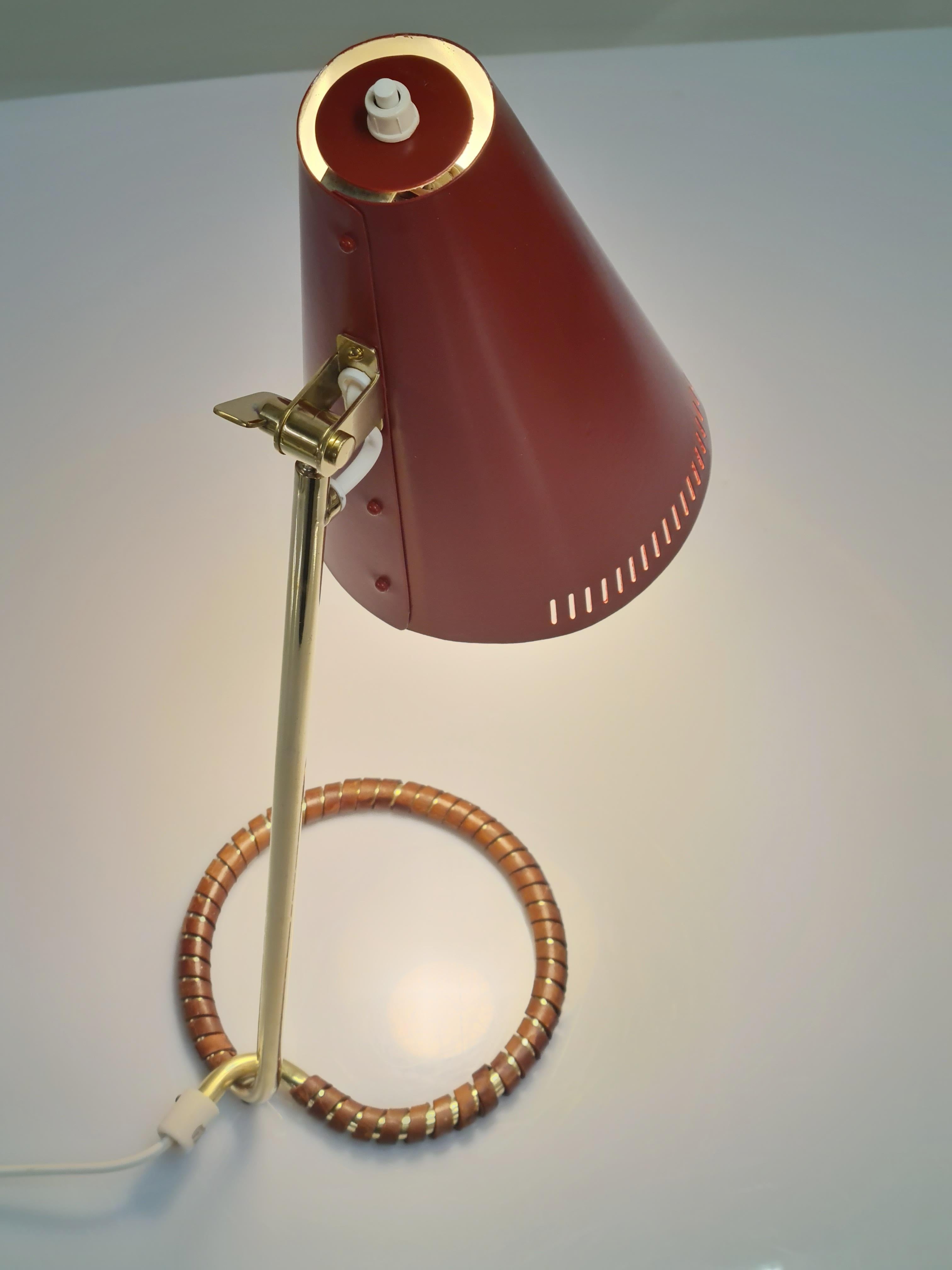 Lampe de bureau Mauri Almari modèle K11-15 en rouge, Idman en vente 3