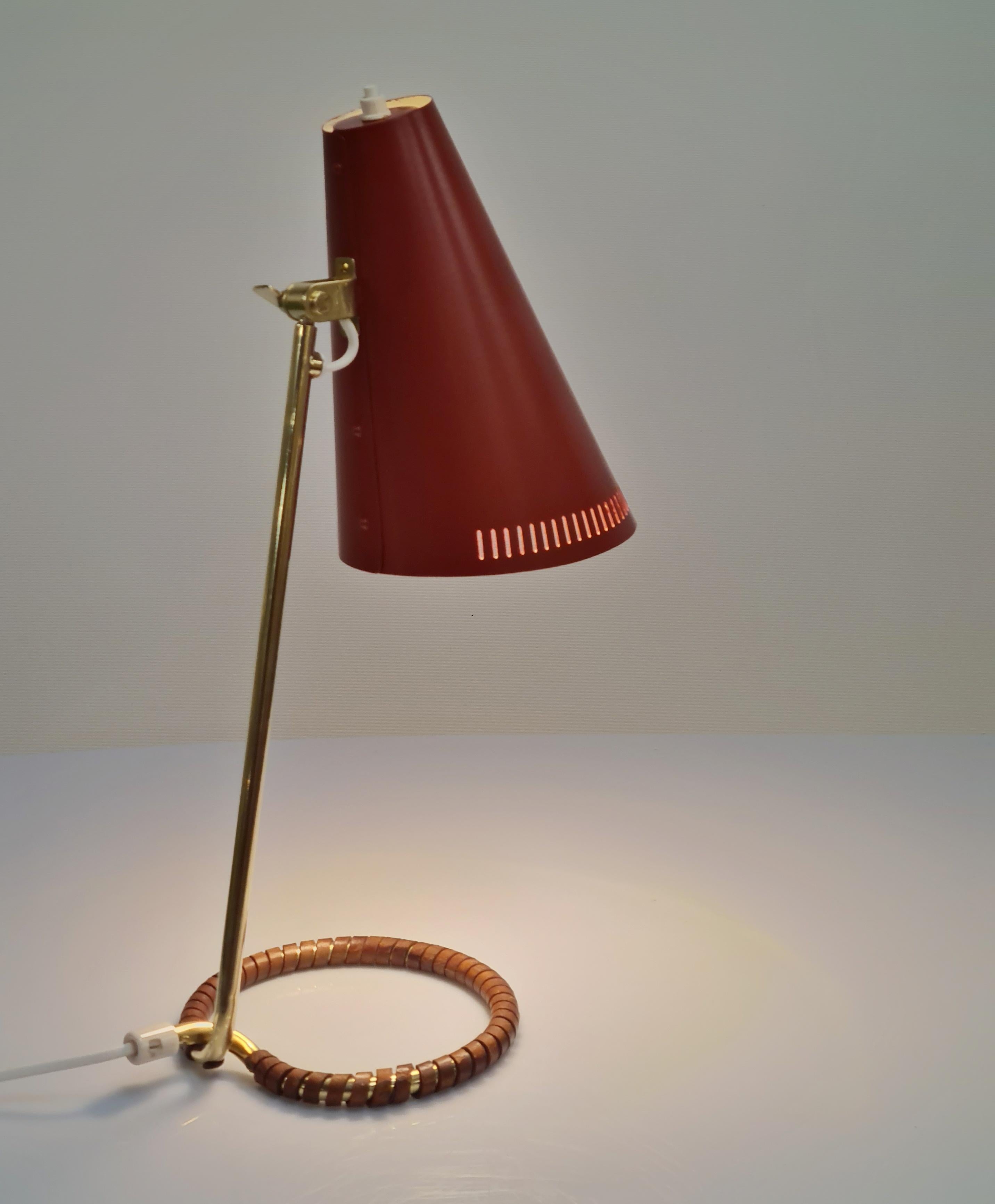 Despite the small size of this lamp the combination of brass, painted metal and leather makes it stand out. The simplified look is topped off with extra attention to quality and details. When it comes to details the leather strapping makes a perfect