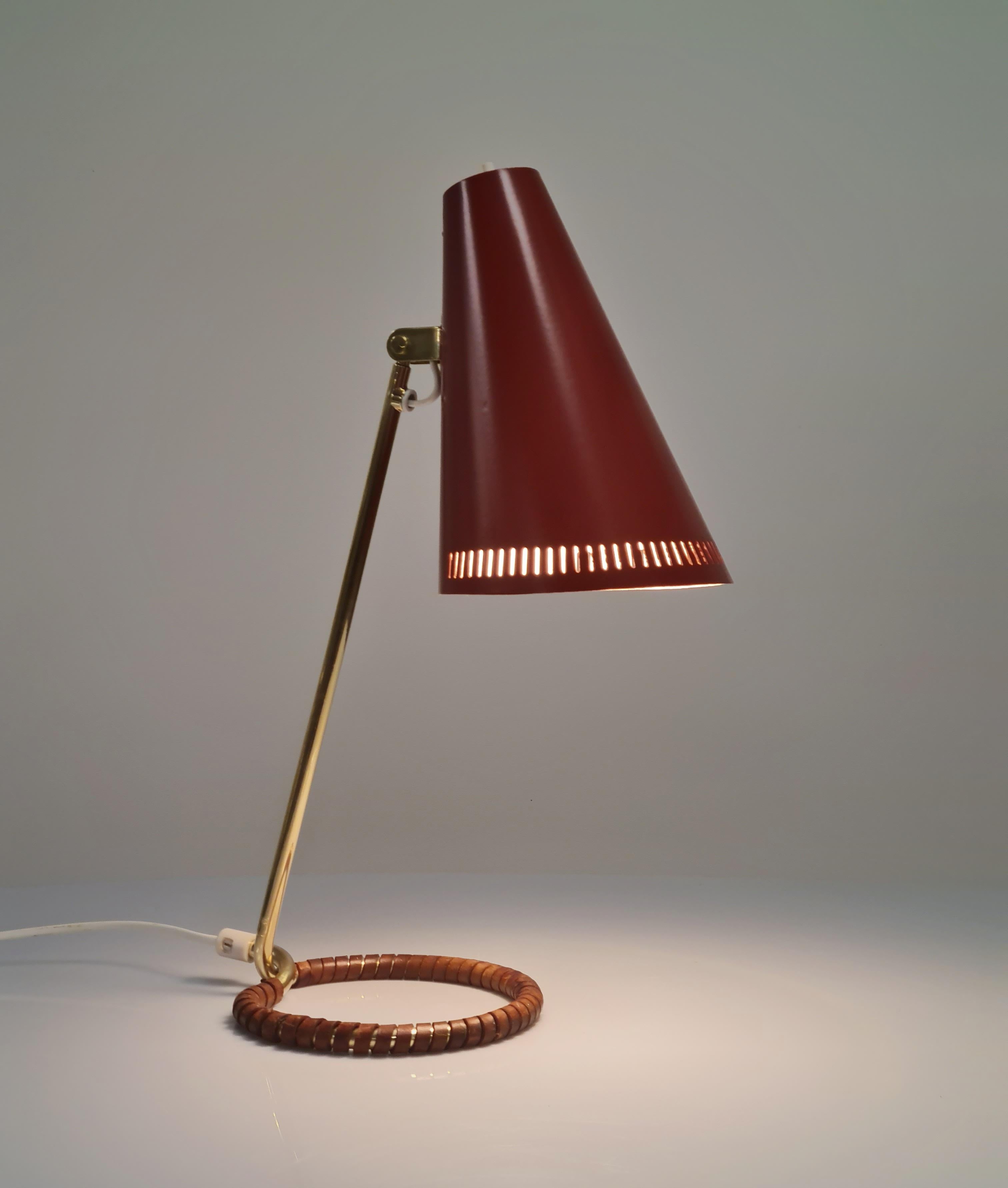 Scandinave moderne Lampe de bureau Mauri Almari modèle K11-15 en rouge, Idman en vente